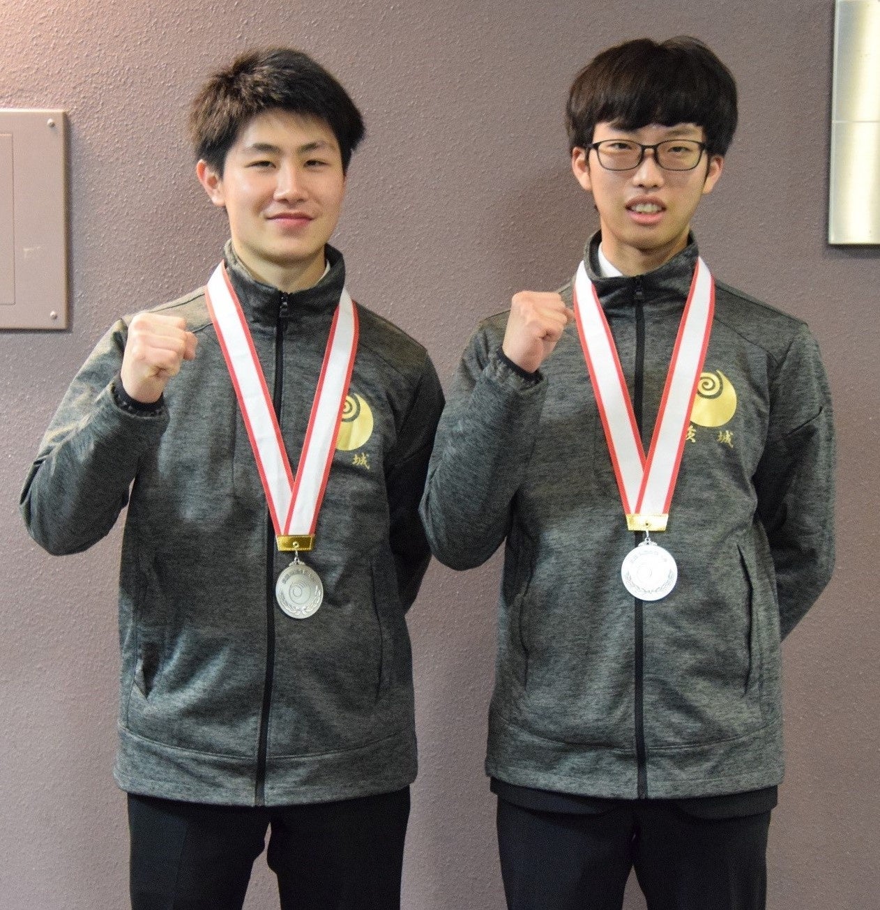 「旋盤」職種で銀メダルを獲得した(左から)田澤選手、谷選手