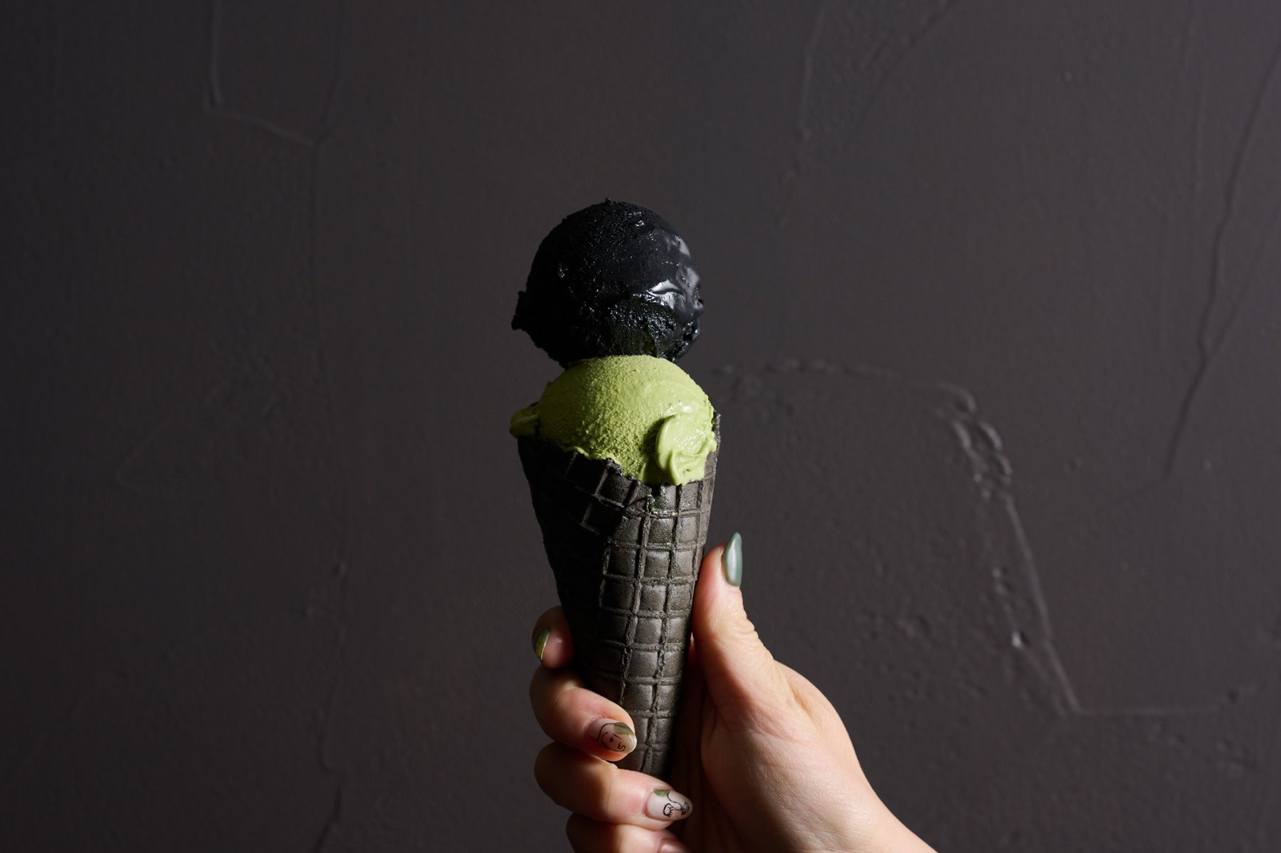 カラーコンセプト「Black」を意識したスイーツ