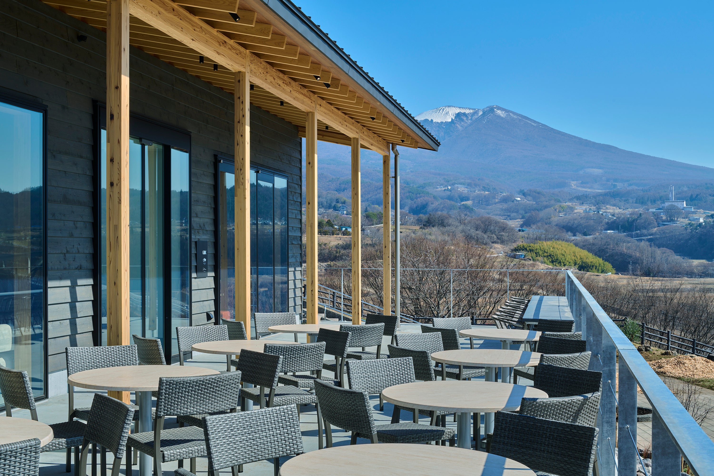 小諸の景色が一望できる「GK (グロワーズキッチン)」のテラス席