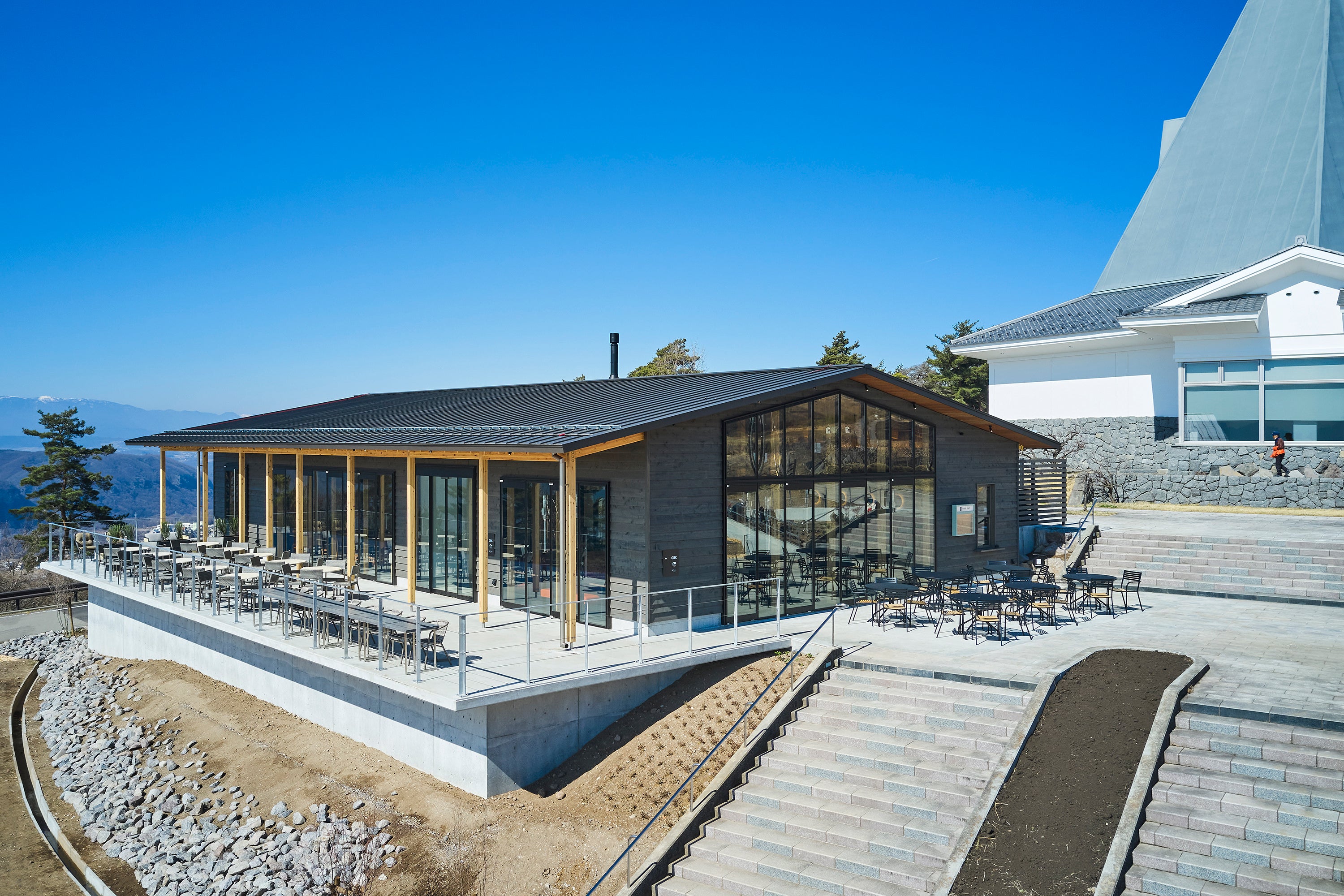 自然の素材感を魅せる外観とすることで新たな公園のシンボルとなるようデザインしたレストラン棟