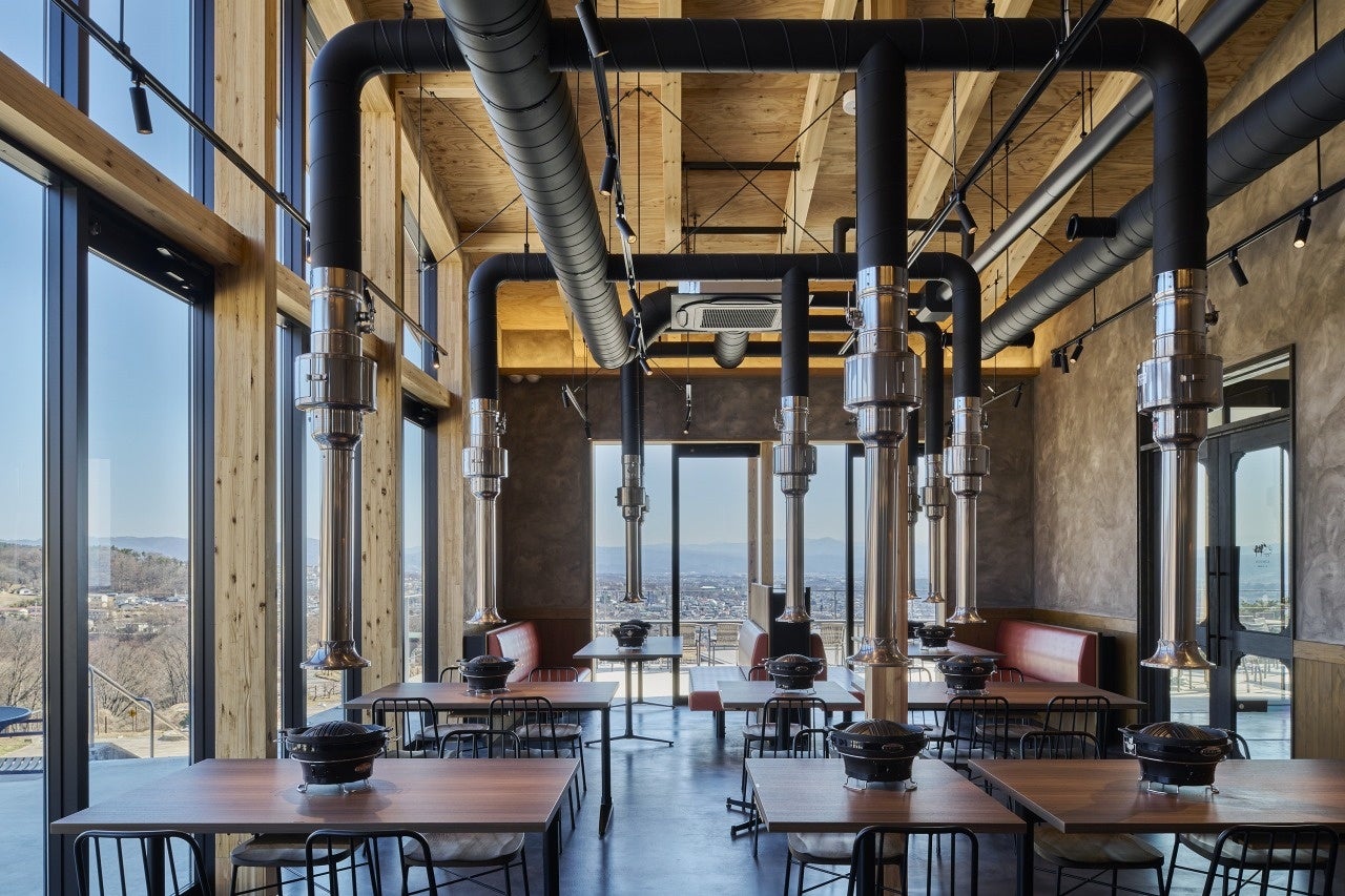 浅間山山麓の絶景を望む「KOMOJIN 羊と牛の焼肉店」