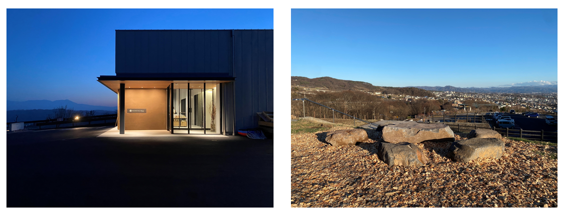 （左）ワイナリー・ショップ棟エントランスの圃場の土を活用した左官壁 （右）工事中に採掘された石を活用した屋外テーブルとベンチ