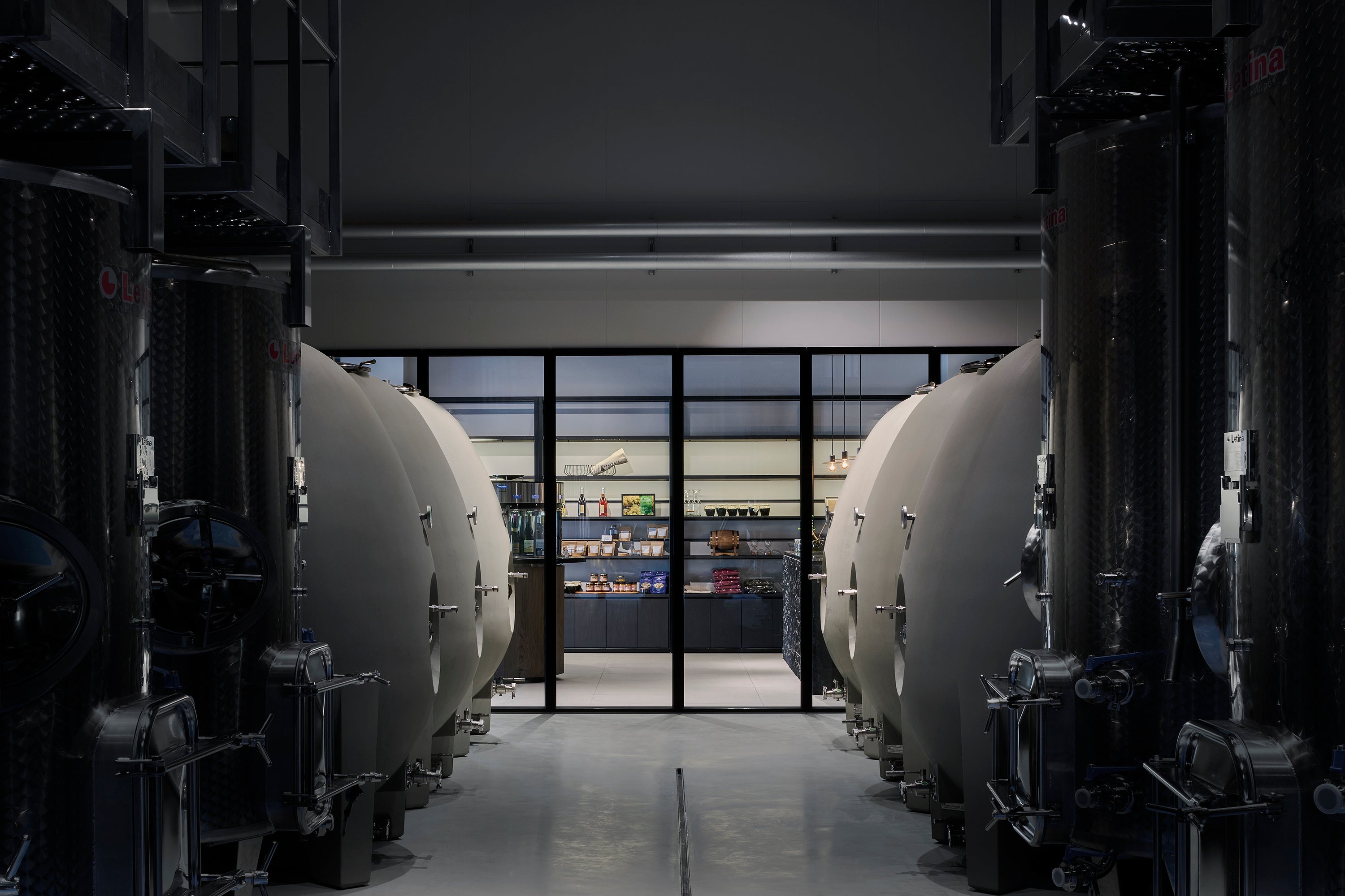 ワイナリー・ショップ棟「Komorokko Farm & Winery」