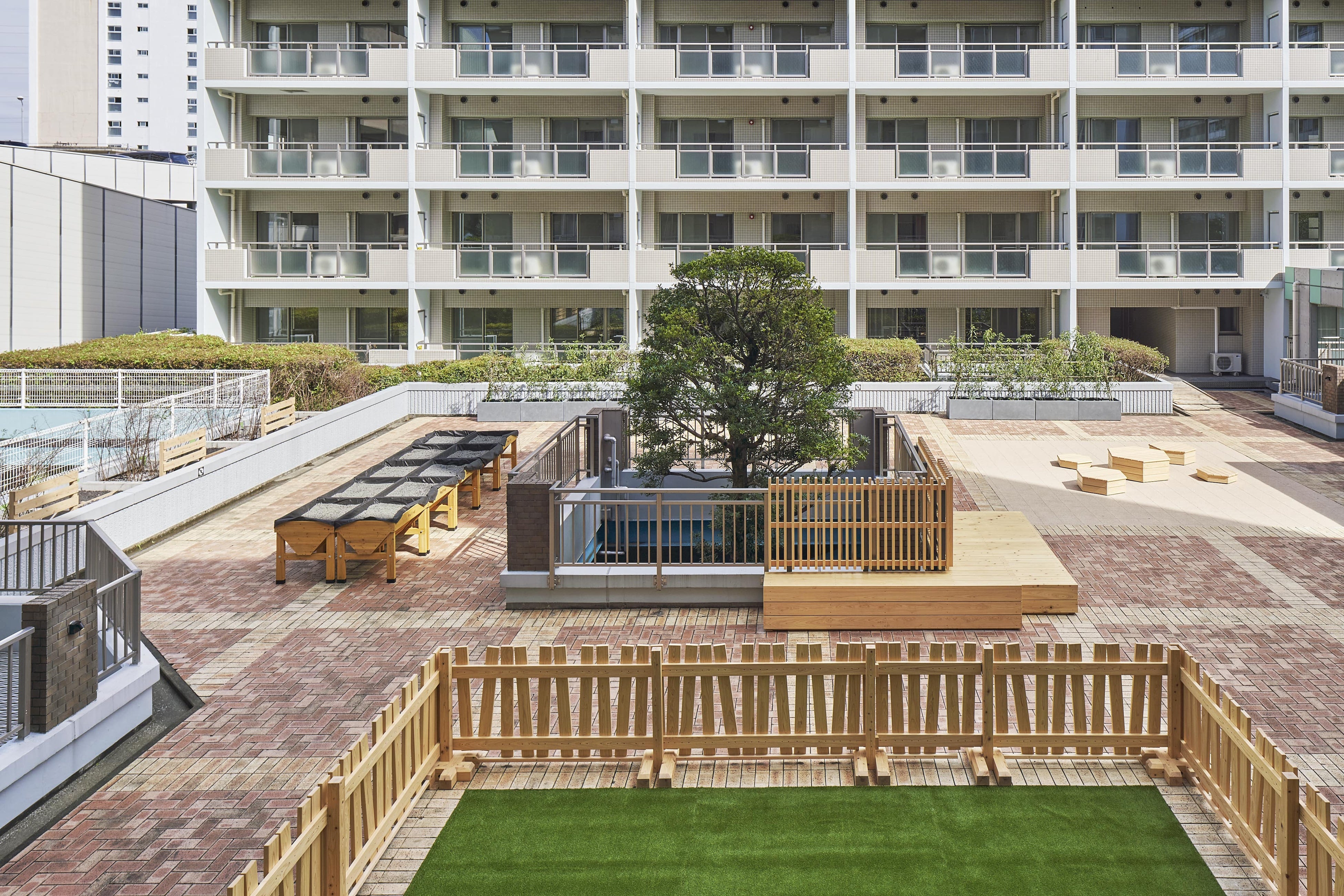 ドッグランや菜園、遊び場を備えた中庭