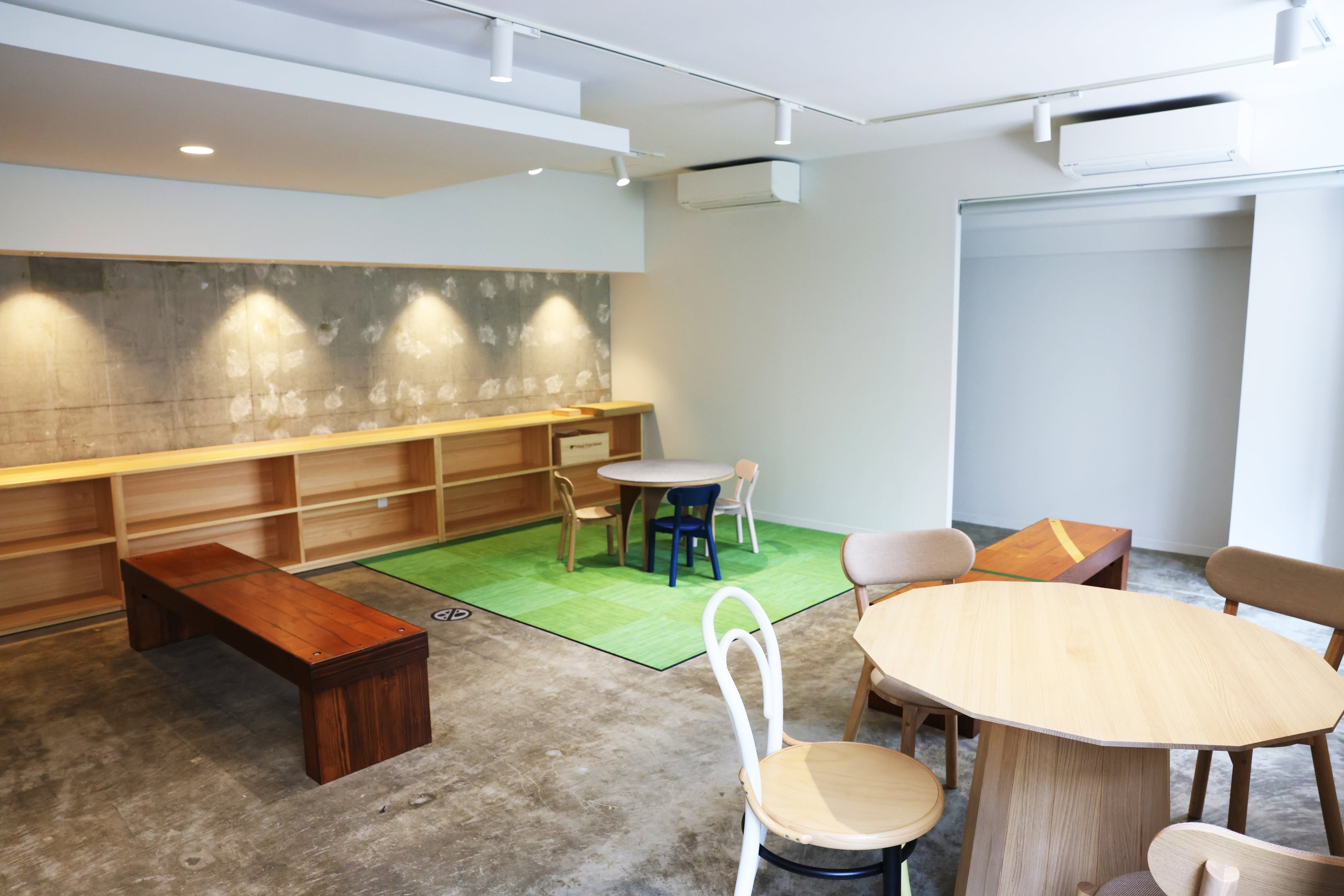 間伐材やアップサイクルの床材を活用した家具を配置したプレイルーム