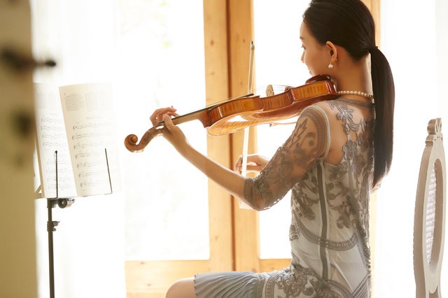 自宅で演奏（イメージ）