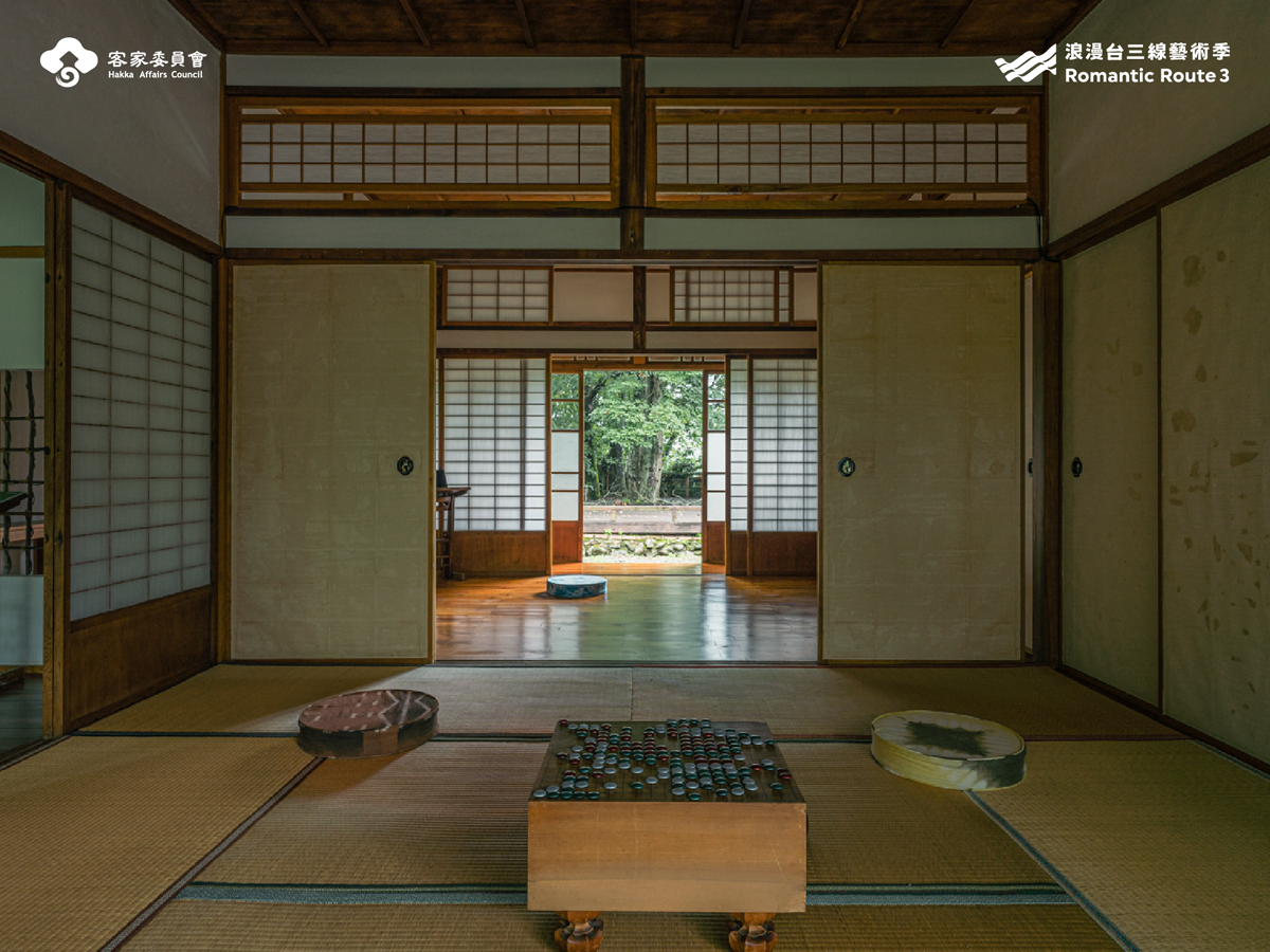 苗栗南庄 南埔小学校日本式宿舎｜張幼欣『橋を架ける』 畳縁にタイヤル族の伝統的な麻織物を使用した畳と、クールで染めた座布団を展示。南庄郷の三つの集落が互いの文化、生命、伝承への理解を深め、交流し共生してきた過程が伝わります。©️ロマンチック台三線芸術祭