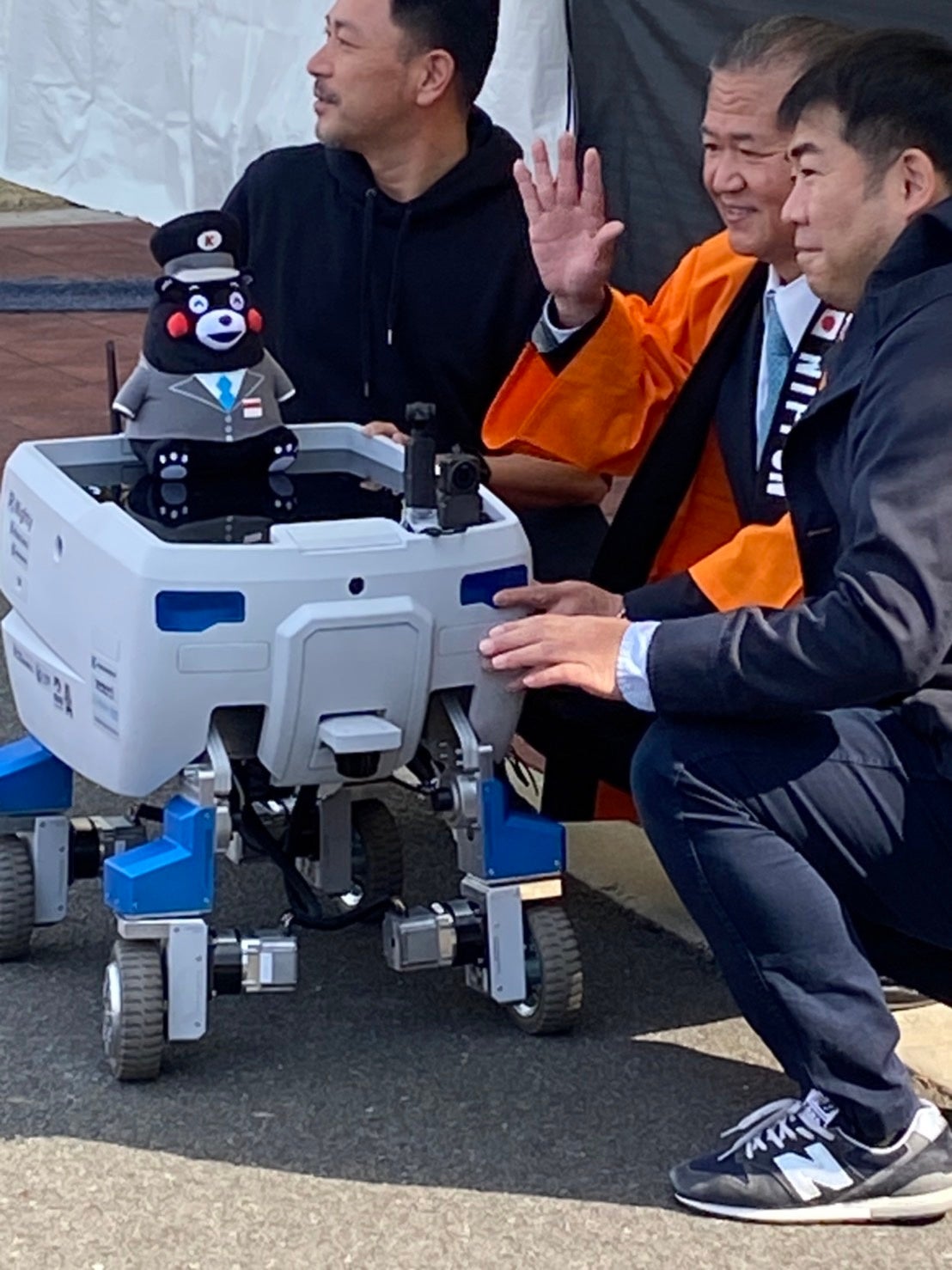 左より神田工業高島氏、八代市長、Piezo Sonic 多田