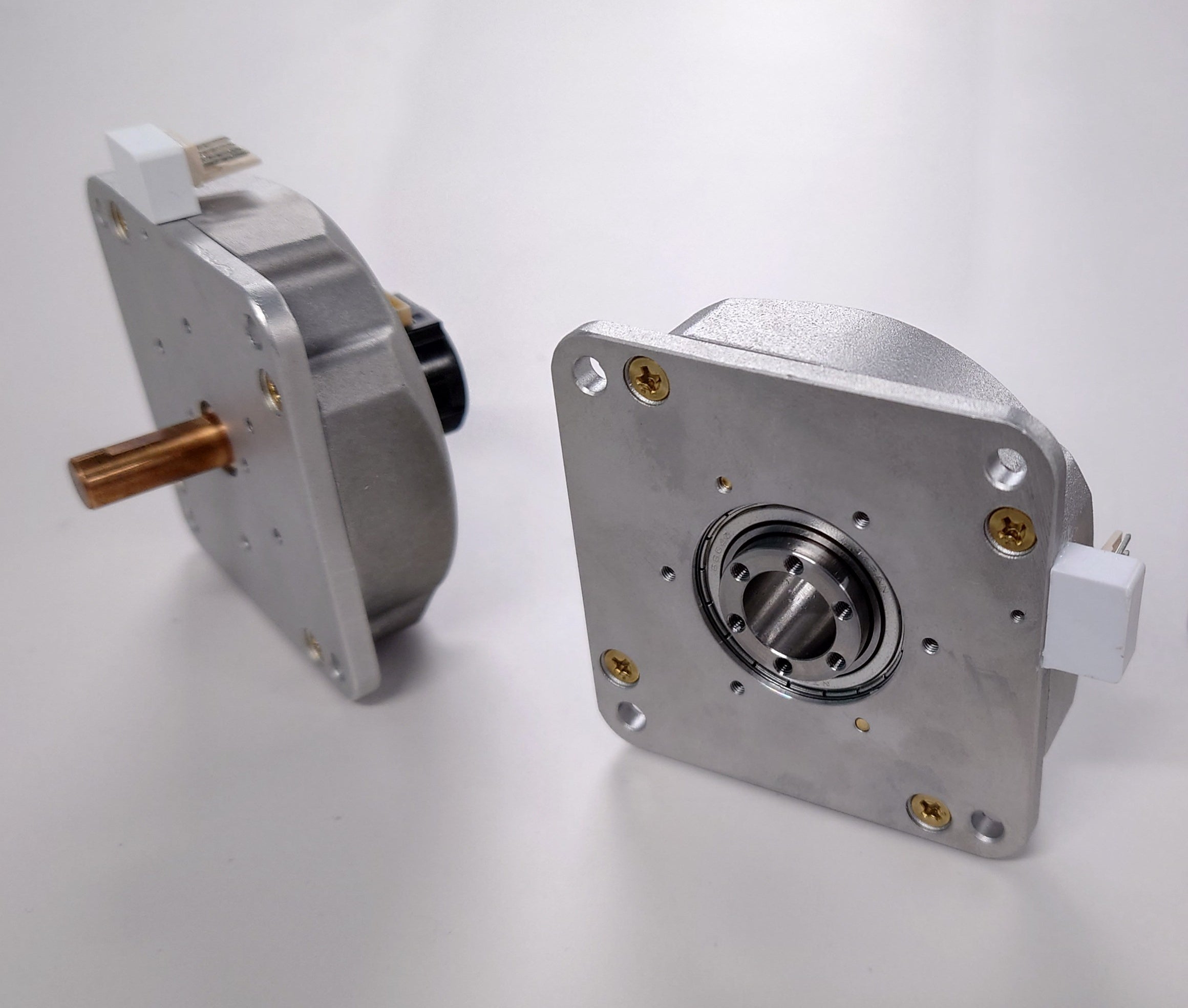 ピエゾソニックモータ シャフト出力タイプ（左）　中空フランジ出力タイプ（右）