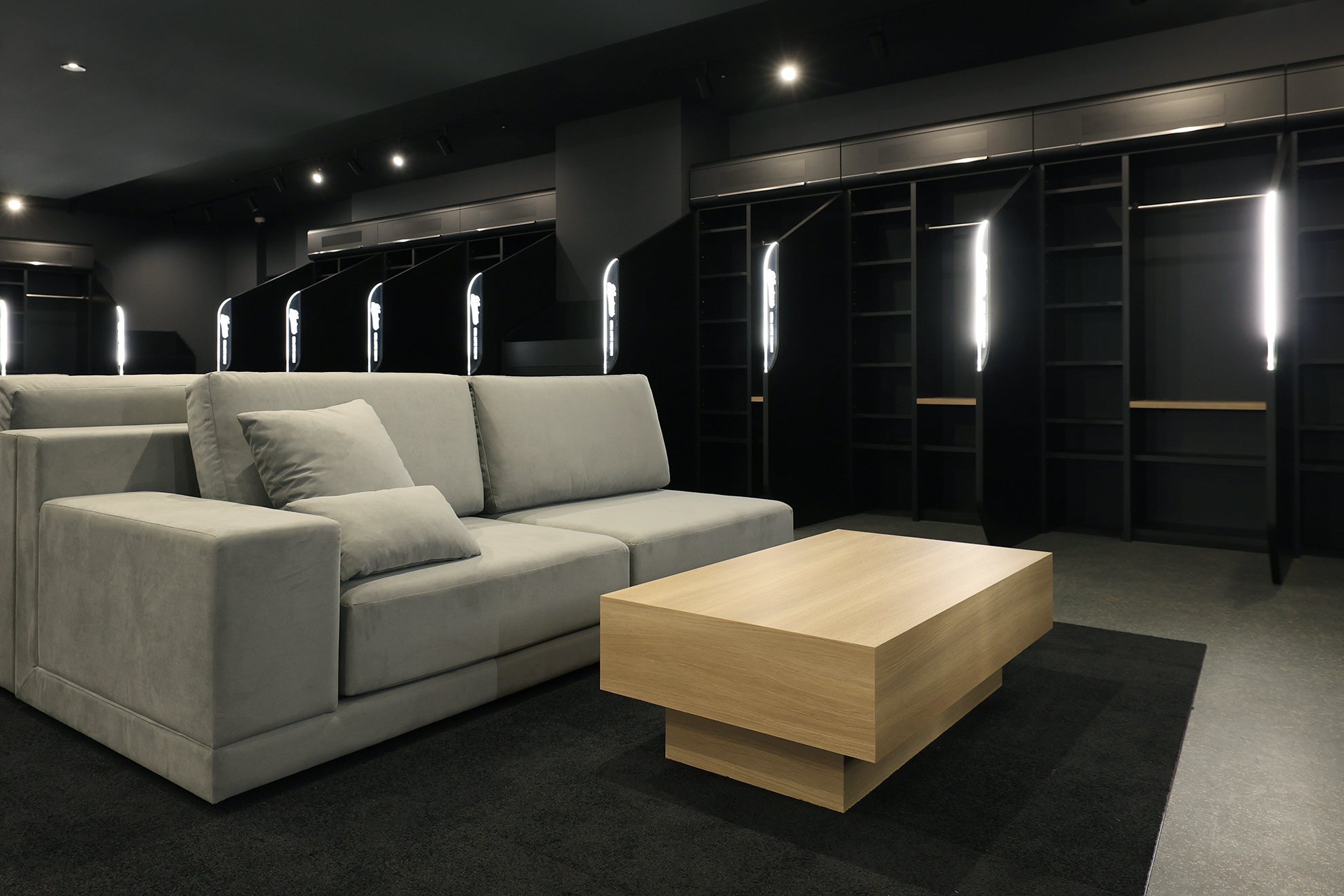 中央に置かれたオリジナルデザインの家具