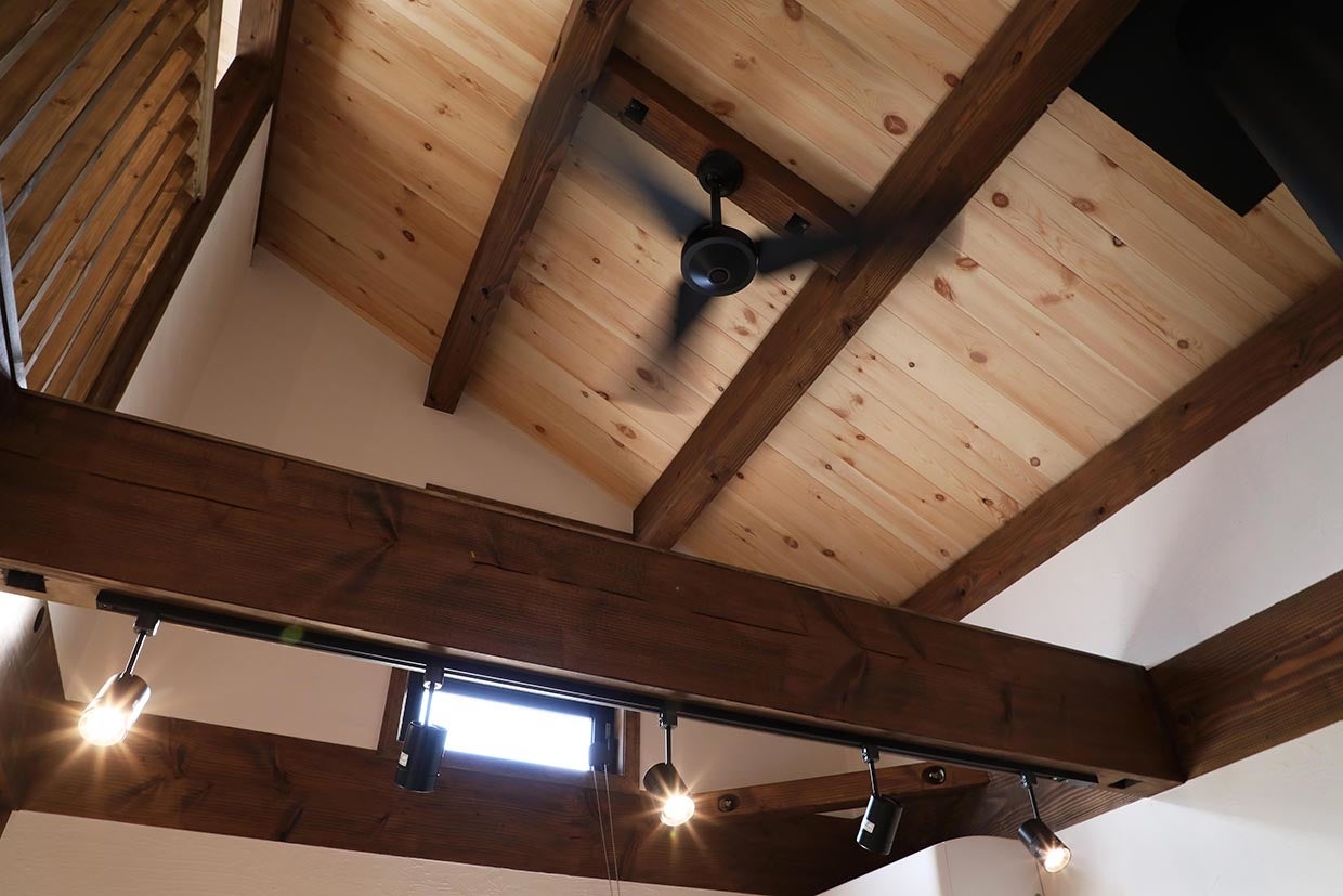 天然木を使って在来工法で建てています。