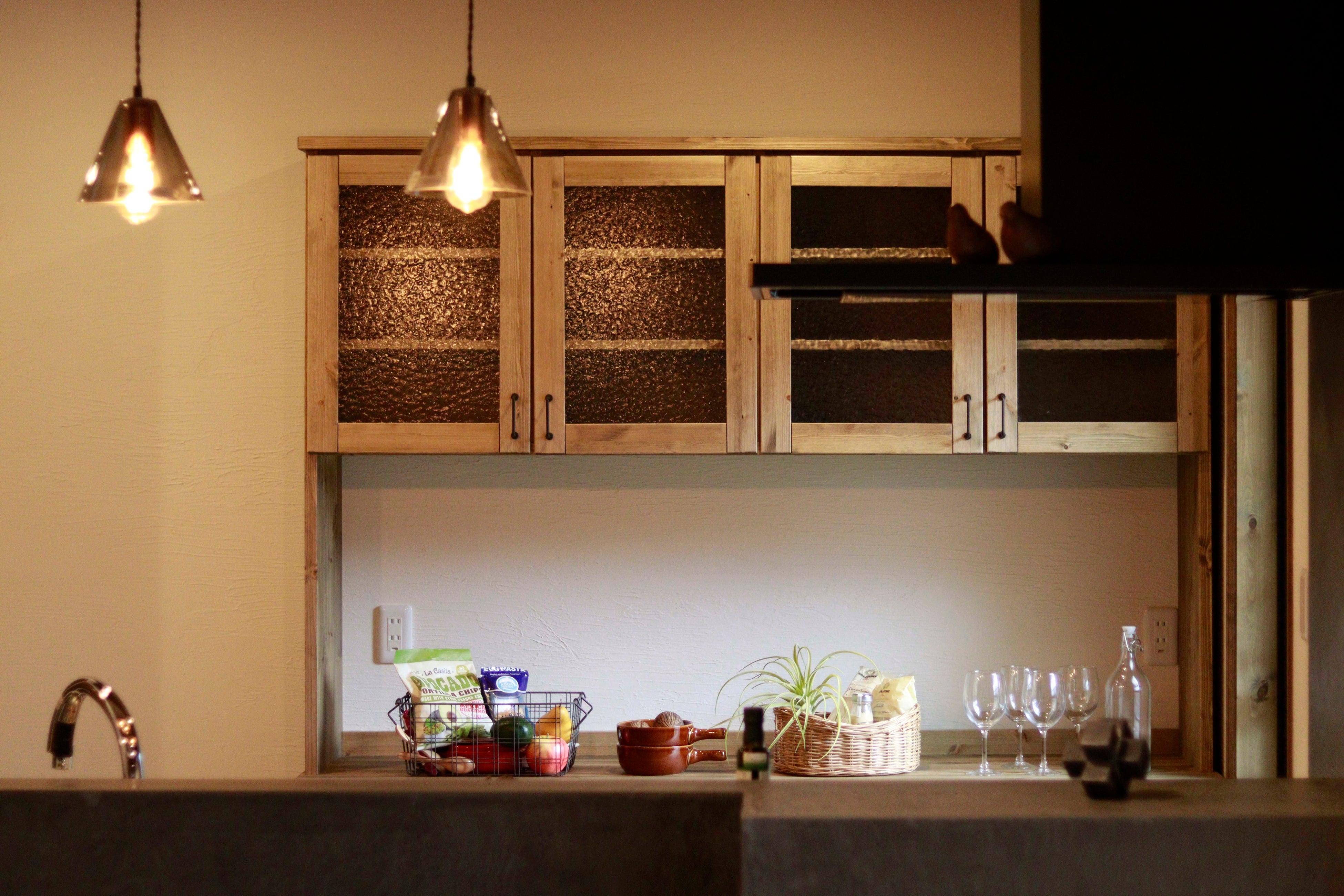 素材にこだわったキッチンと間取りに合わせたオリジナルカップボード