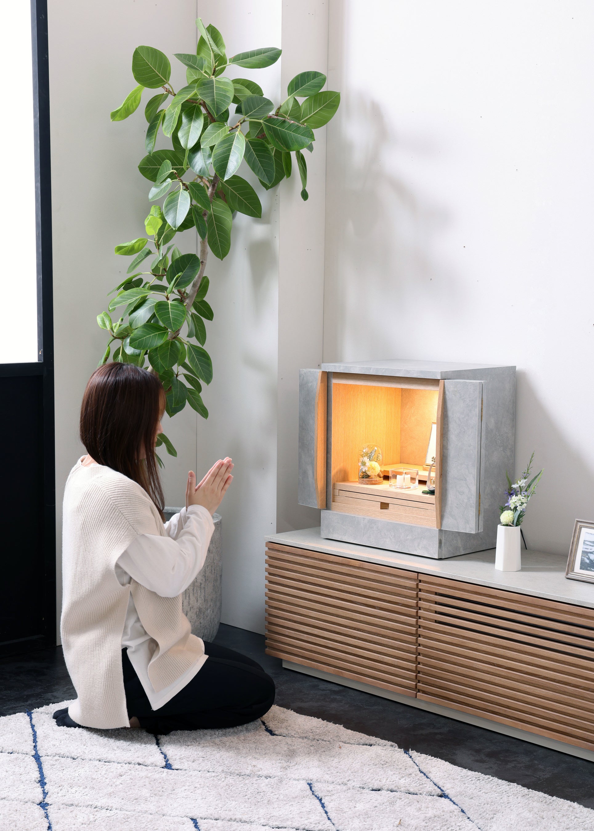 家具産地大川の関家具から仏間のない住宅にも置きやすいデザインの仏壇