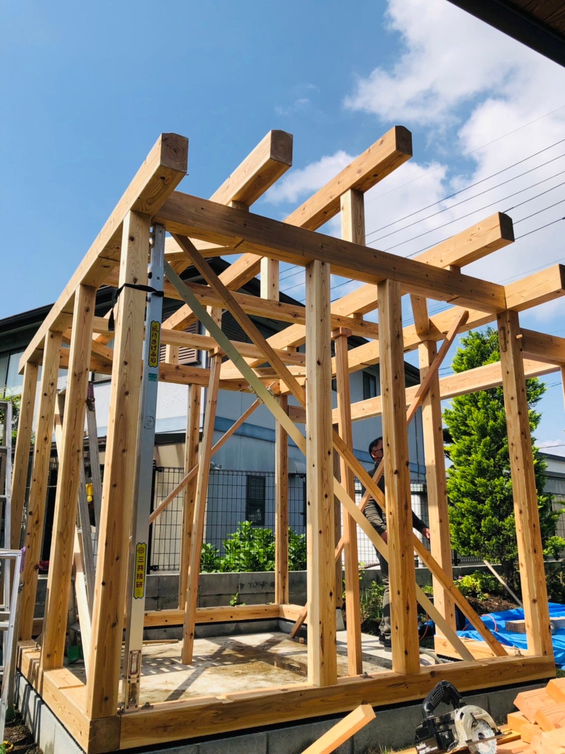 上棟日の様子。大工さんが一から造ります