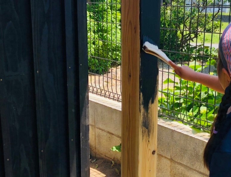 もう少しで完成、仕上げにかかる小さいお施主さん