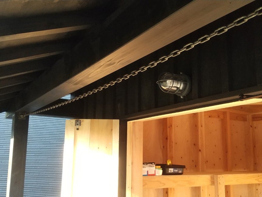 軒下に洗濯物を干したいという要望に応えてアンティークチェーンを取付