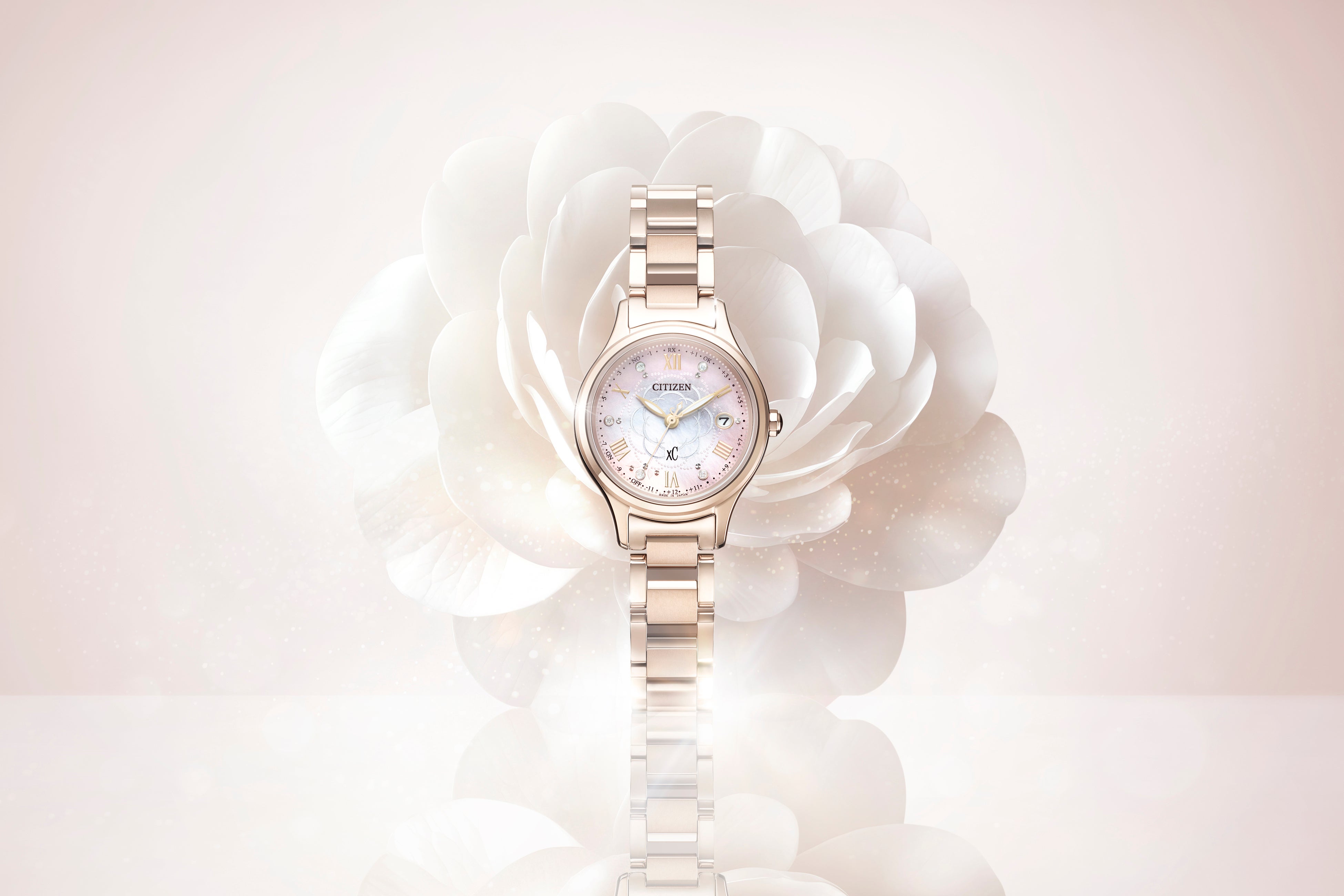 シチズン クロスシー』満開のカメリアを白蝶貝文字板に表現した