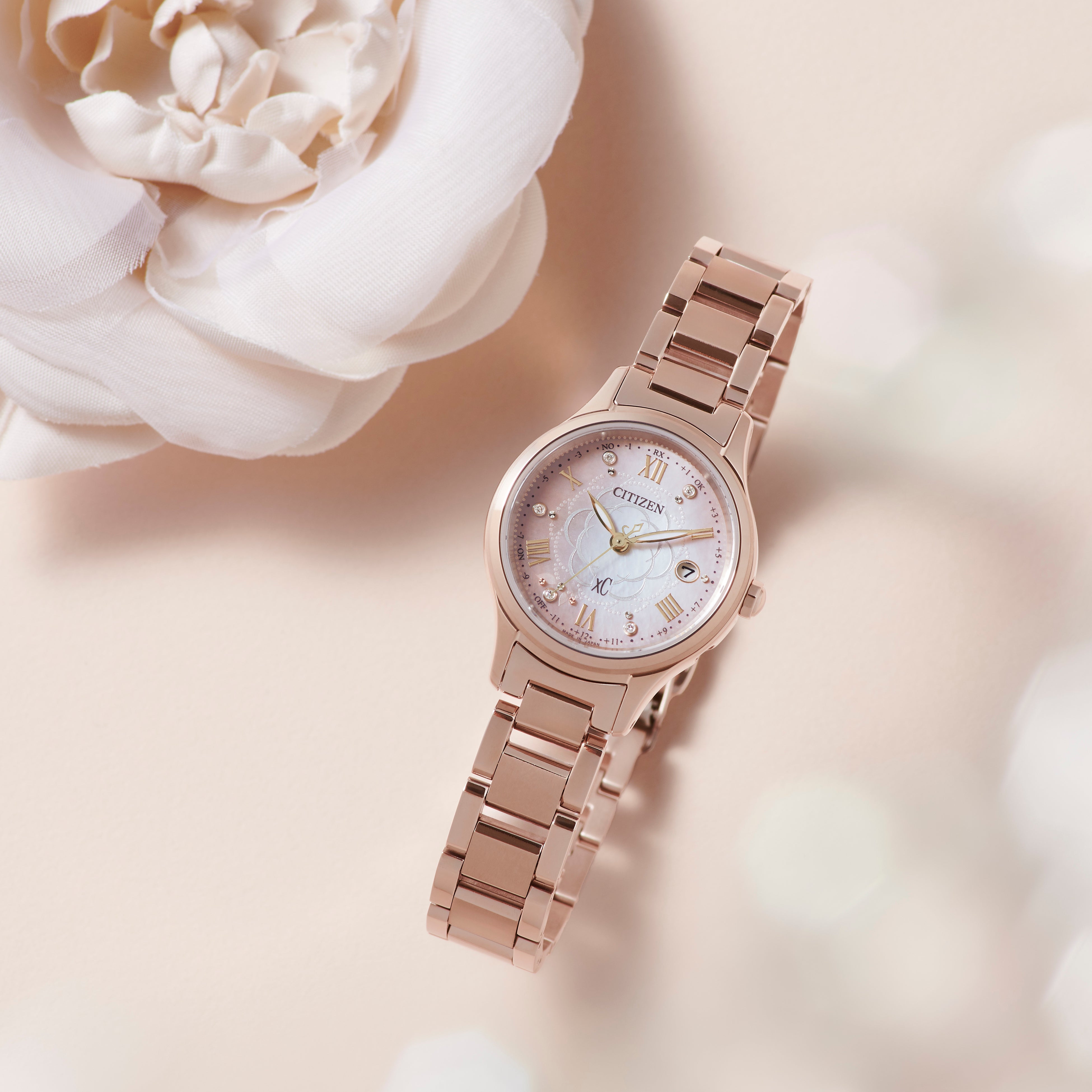 シチズン クロスシー』満開のカメリアを白蝶貝文字板に表現した