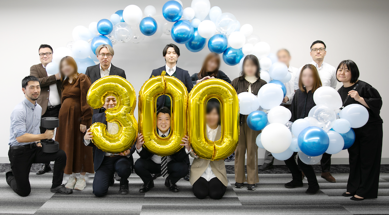 運営スタッフで300万人記念撮影