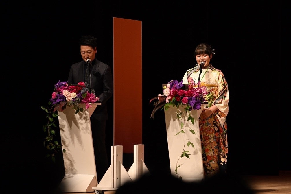 司会の堀潤さんと平松レイナさん（撮影：棚田瑛葵）