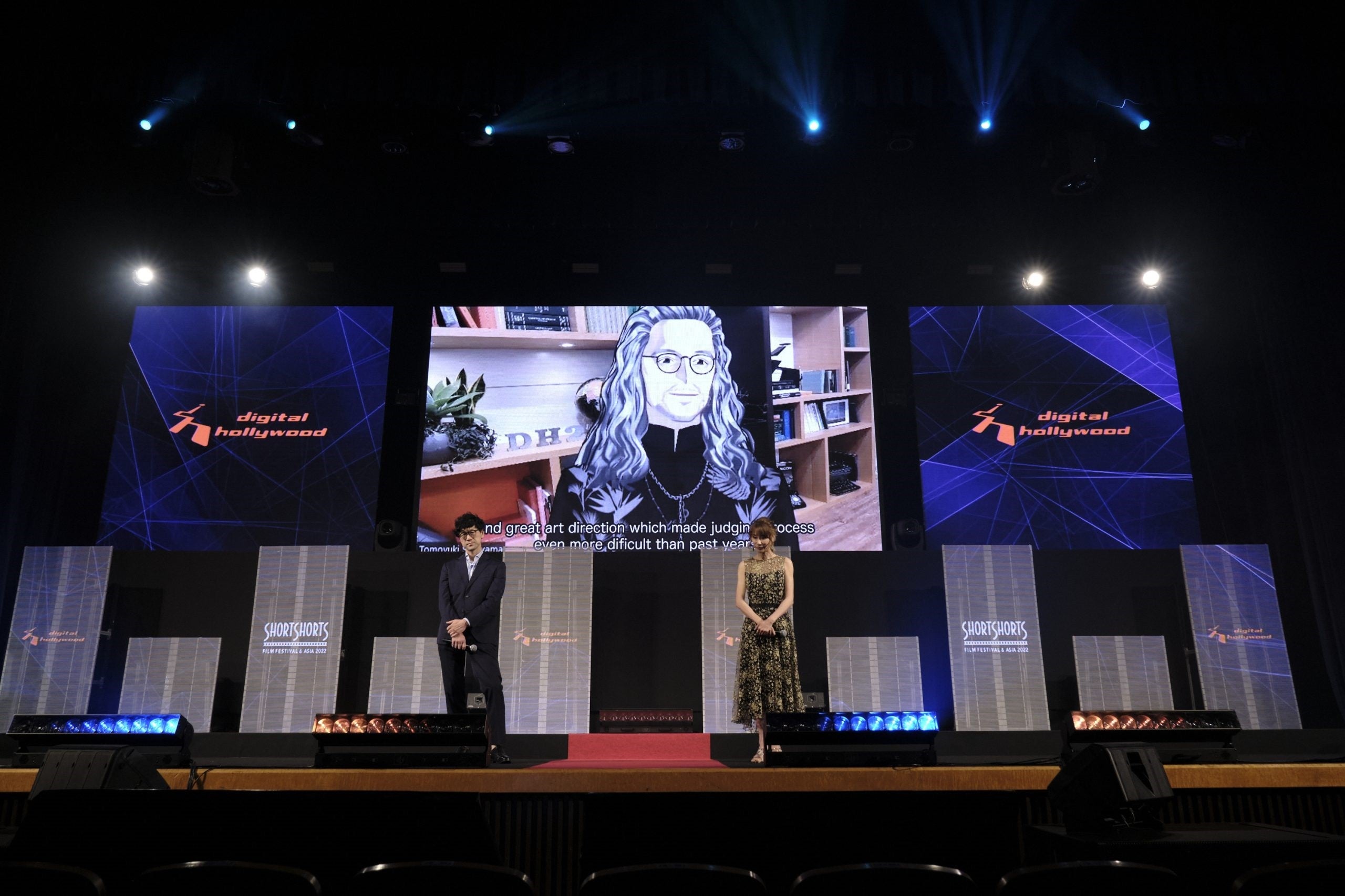 写真左より：2022年の審査員を務めた筧昌也監督、真瀬樹里さん、スクリーン上は杉山知之のアバター（アワードセレモニーにて）