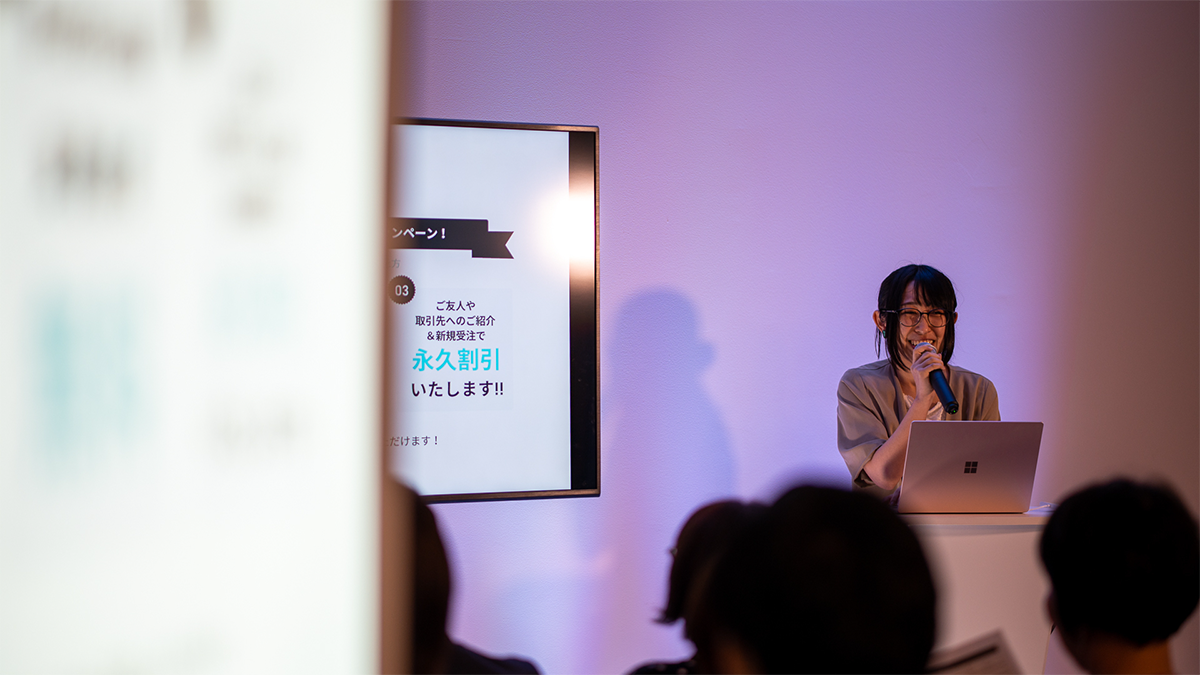 プレゼンテーションをする登壇者。笑いに包まれる場面もありました。
