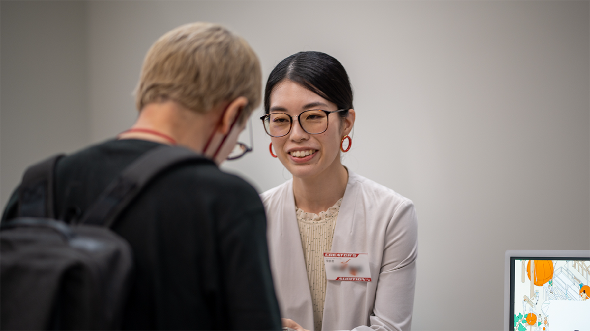 参加企業様と名刺交換をする登壇者