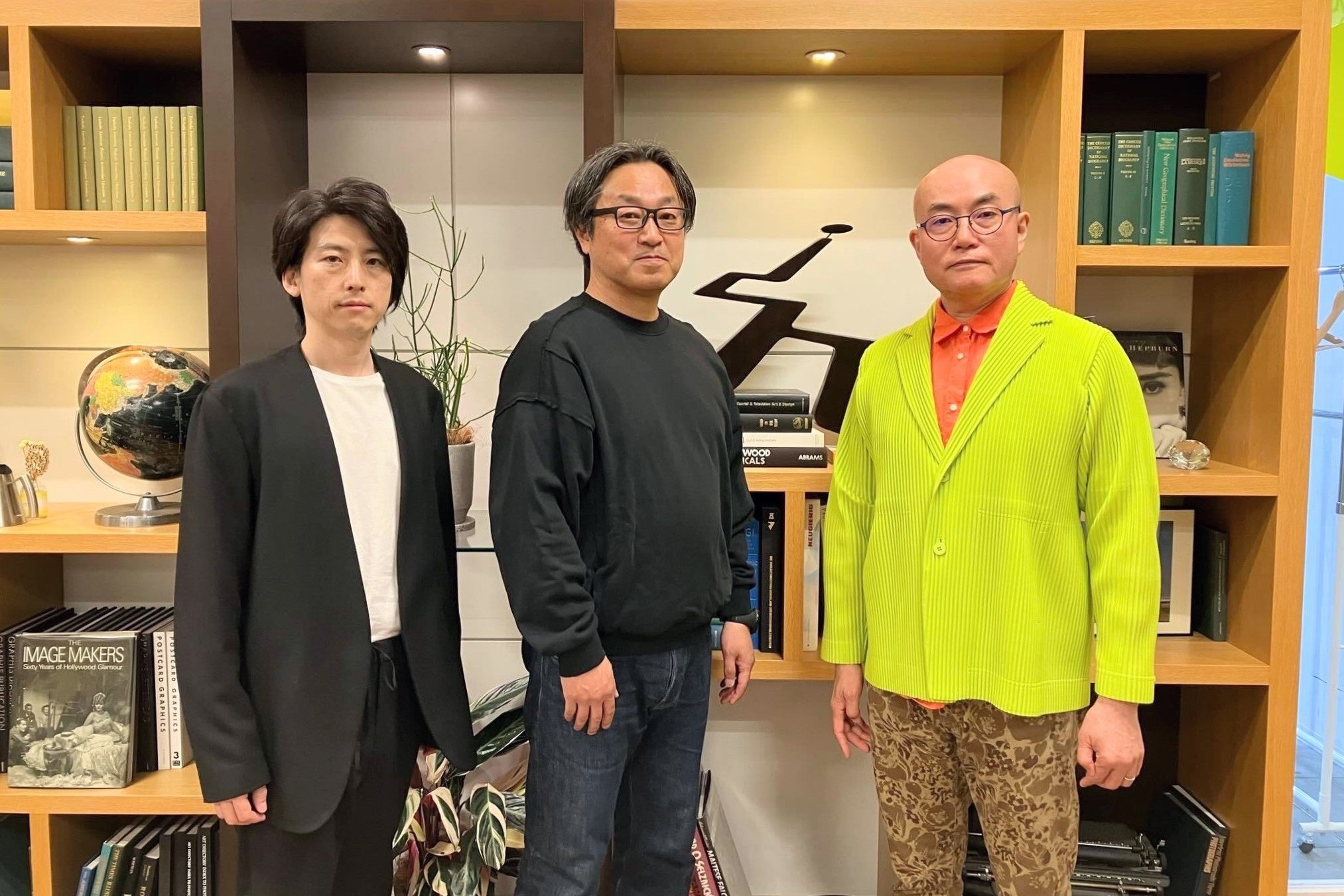 写真中央：株式会社フリック代表取締役社長 川村静哉氏、 写真右：デジタルハリウッド株式会社代表取締役社長兼CEO 吉村毅、写真左：同社執行役員 池谷和浩