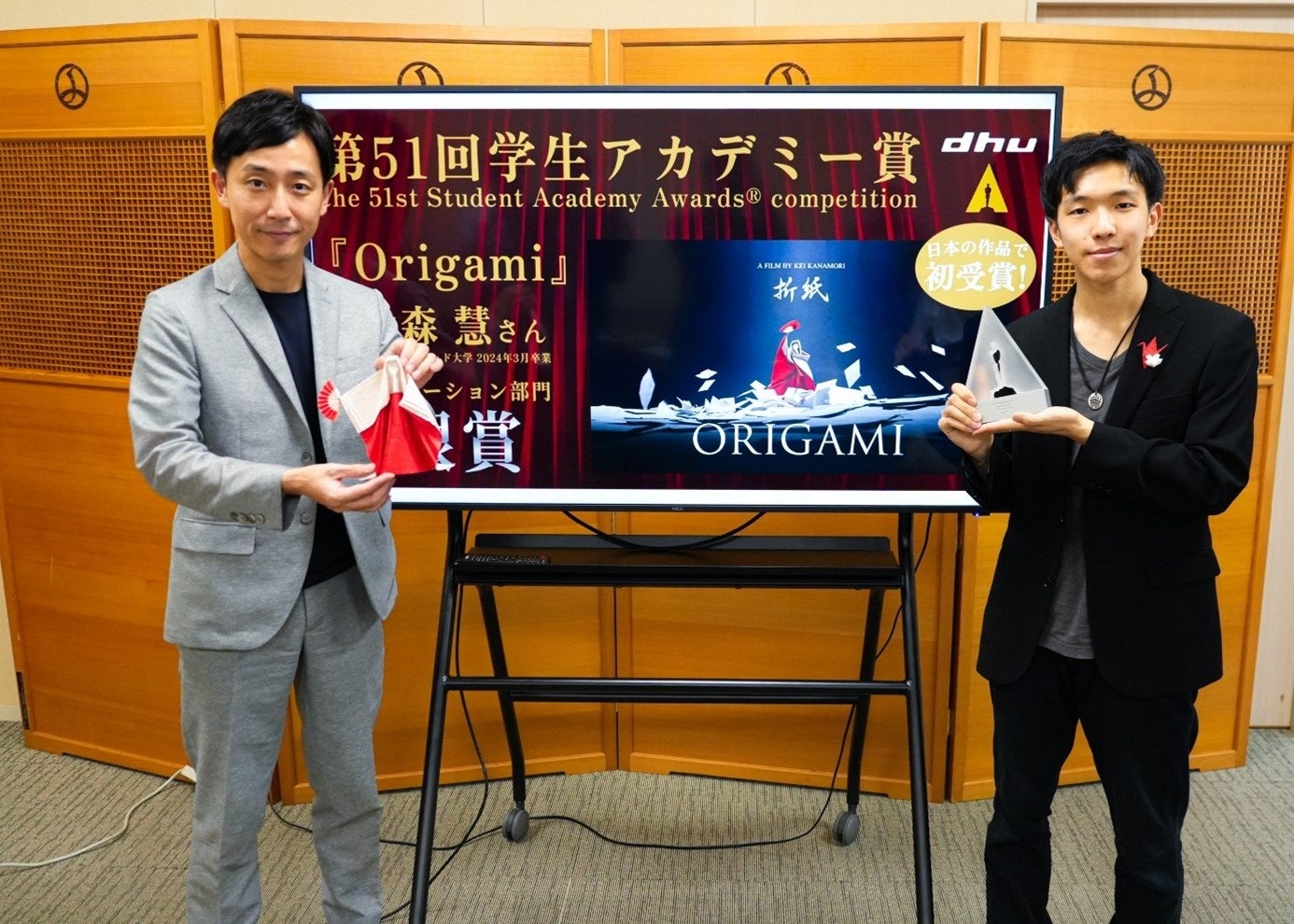 千代田区の樋口高顕区長を表敬訪問（写真左より、樋口区長、金森慧氏）