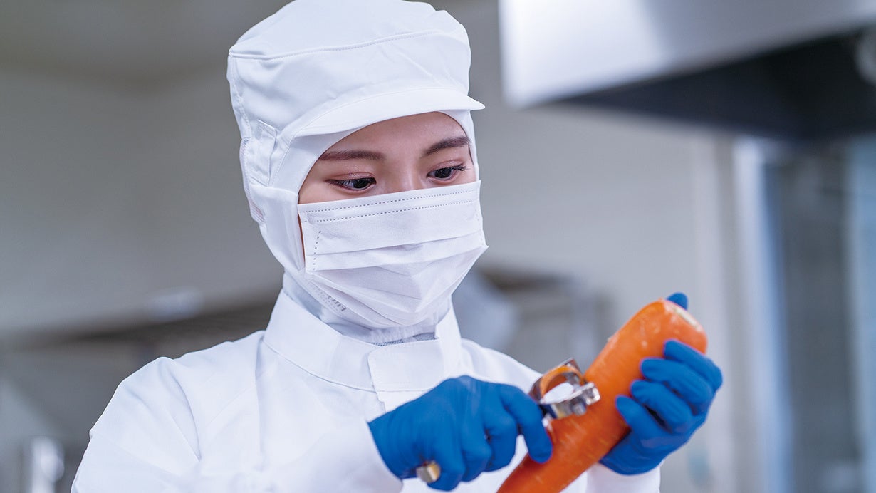 具材を規定の大きさに切る岩田陽菜さん