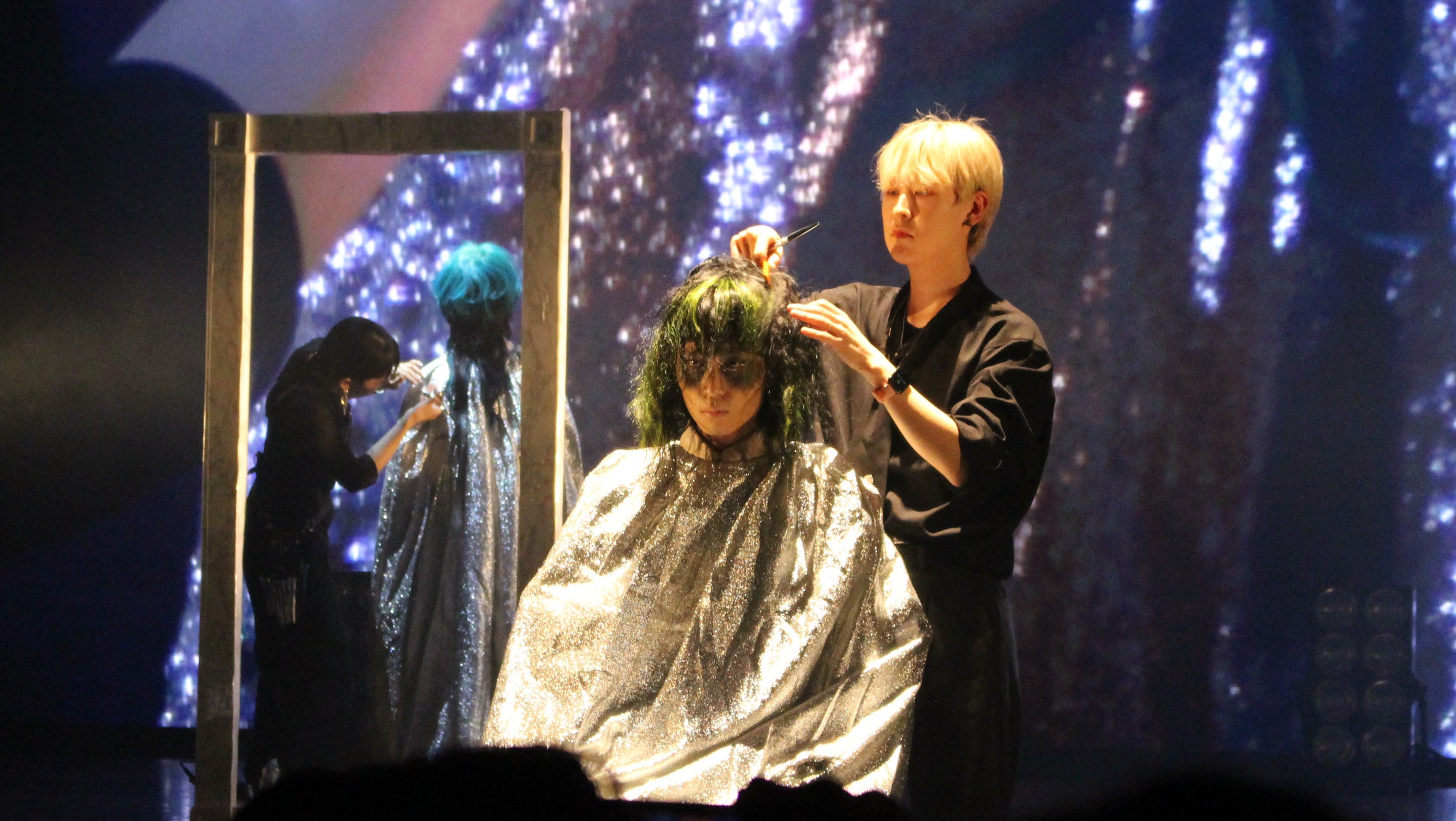 美容師アシスタントだけのエネルギッシュなヘアショー 将来を