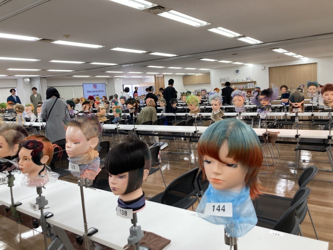 ⓫ 美容師　カットウィッグ　まとめ売り１１台　台座ぐらい jun-reborn05.jpg