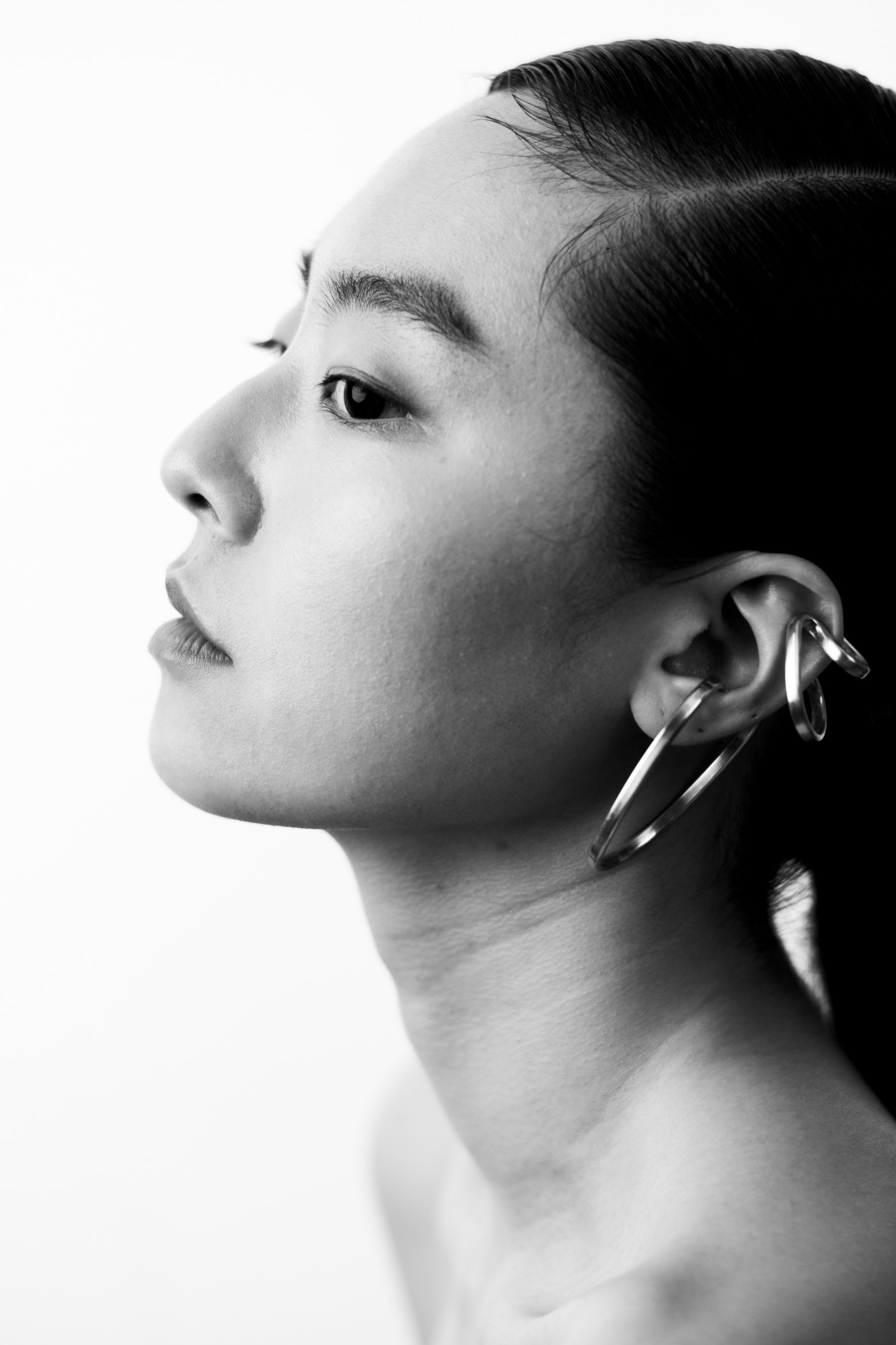 三連に見えるが、実は１本のシルバーから出来上がっている、インパクト大のイヤーカフ