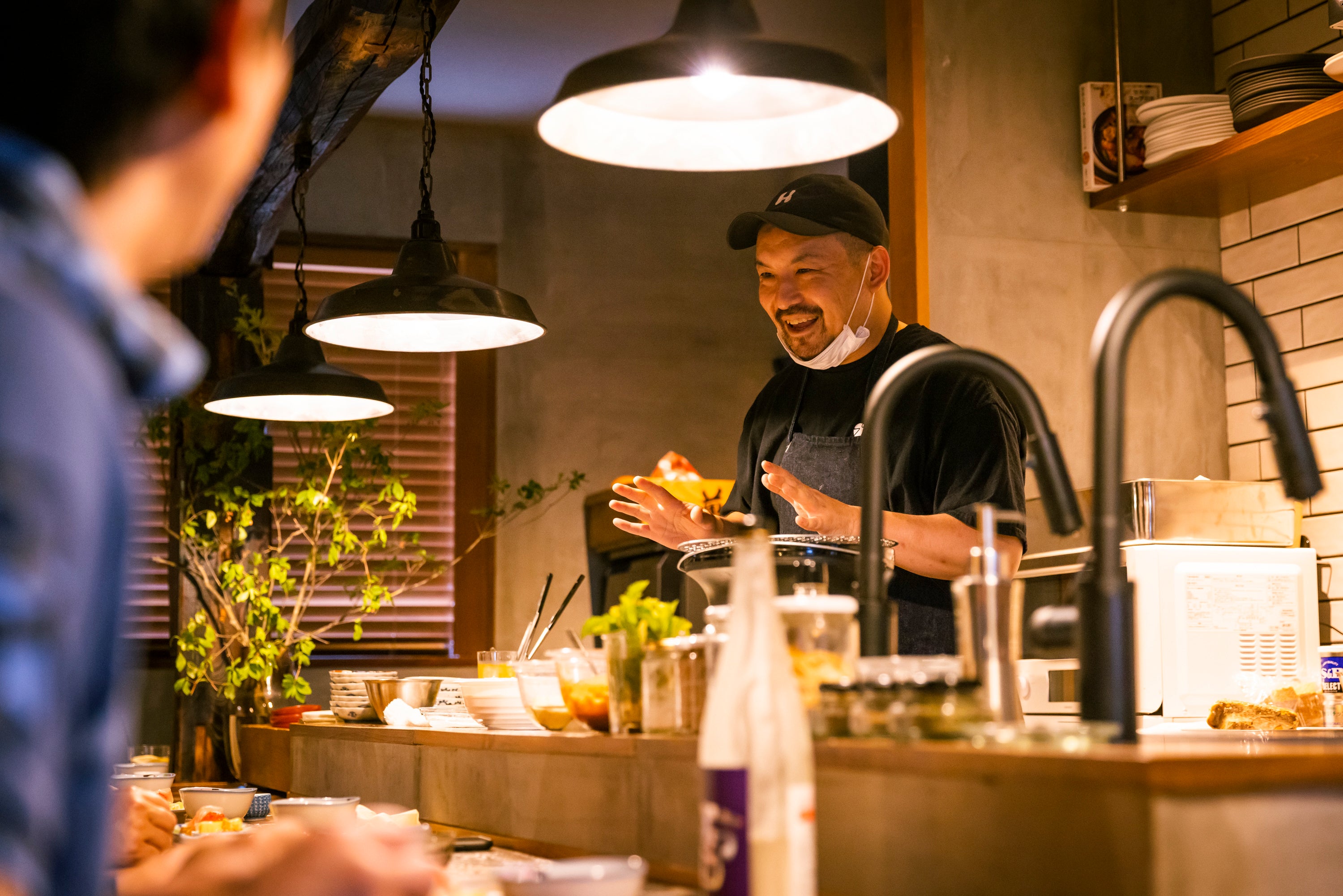 シェフが目の前で調理、食材やお料理について語りながらご提供します。