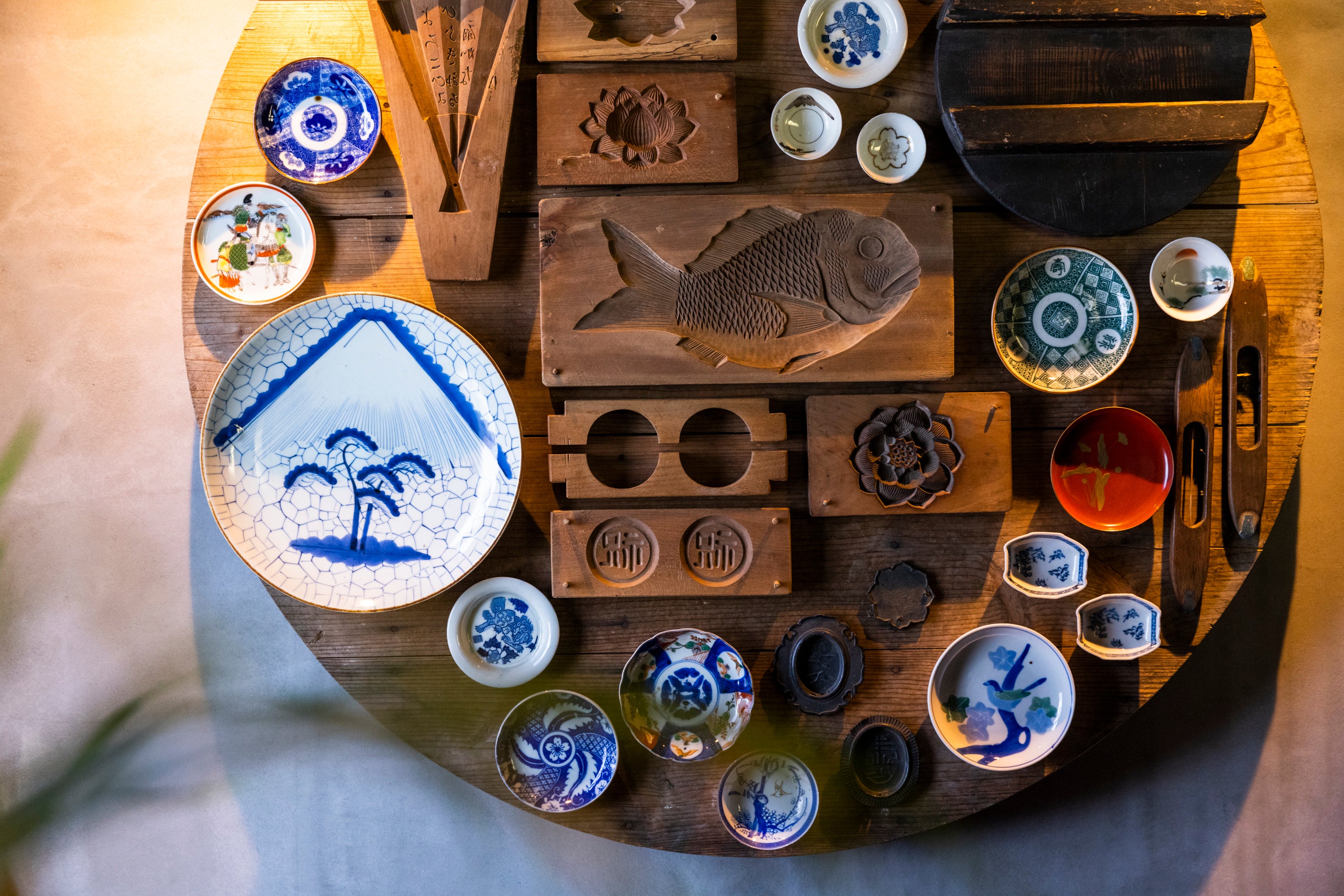 明治から昭和にかけて使われていた新潟の暮らしの道具や古材を飾ったエントランス