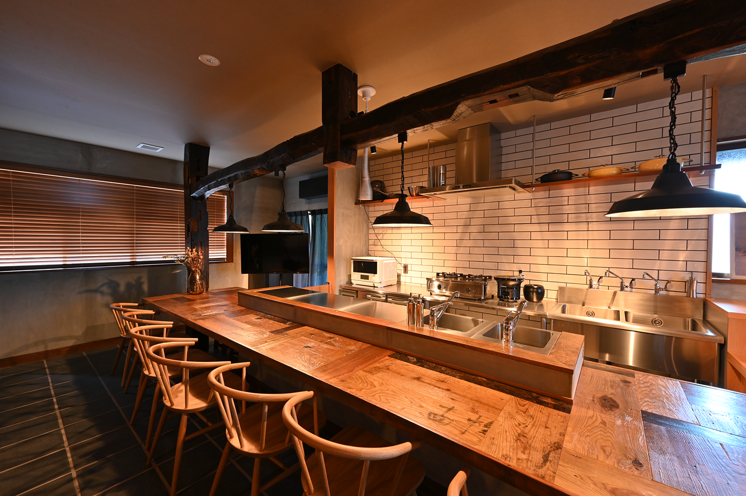 対面式の広々としたシステムキッチン