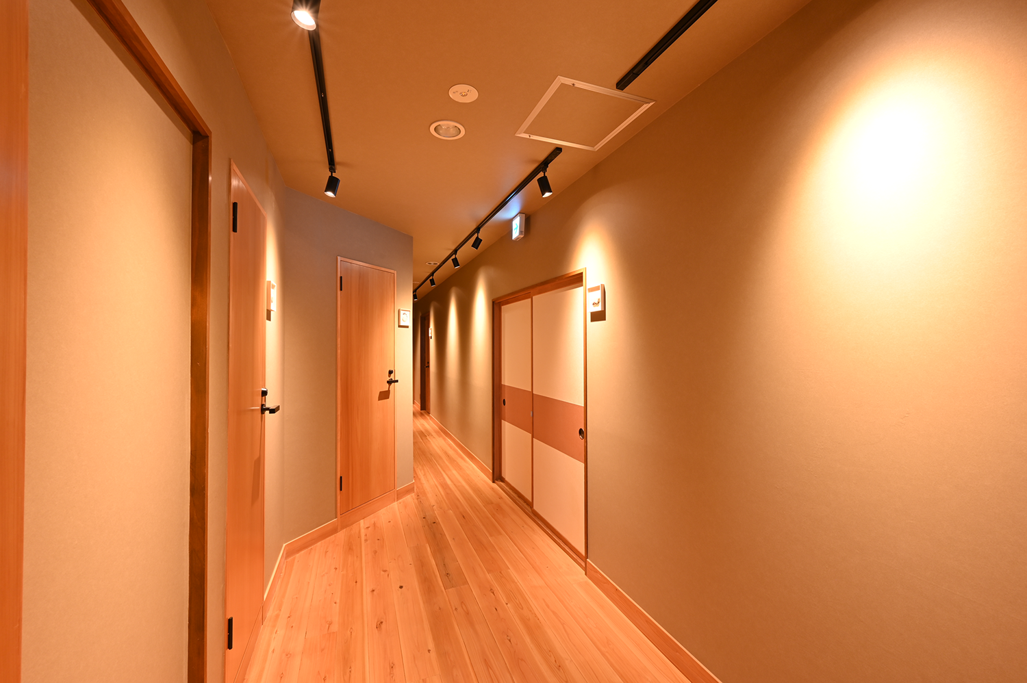 木を基調とした明るい室内