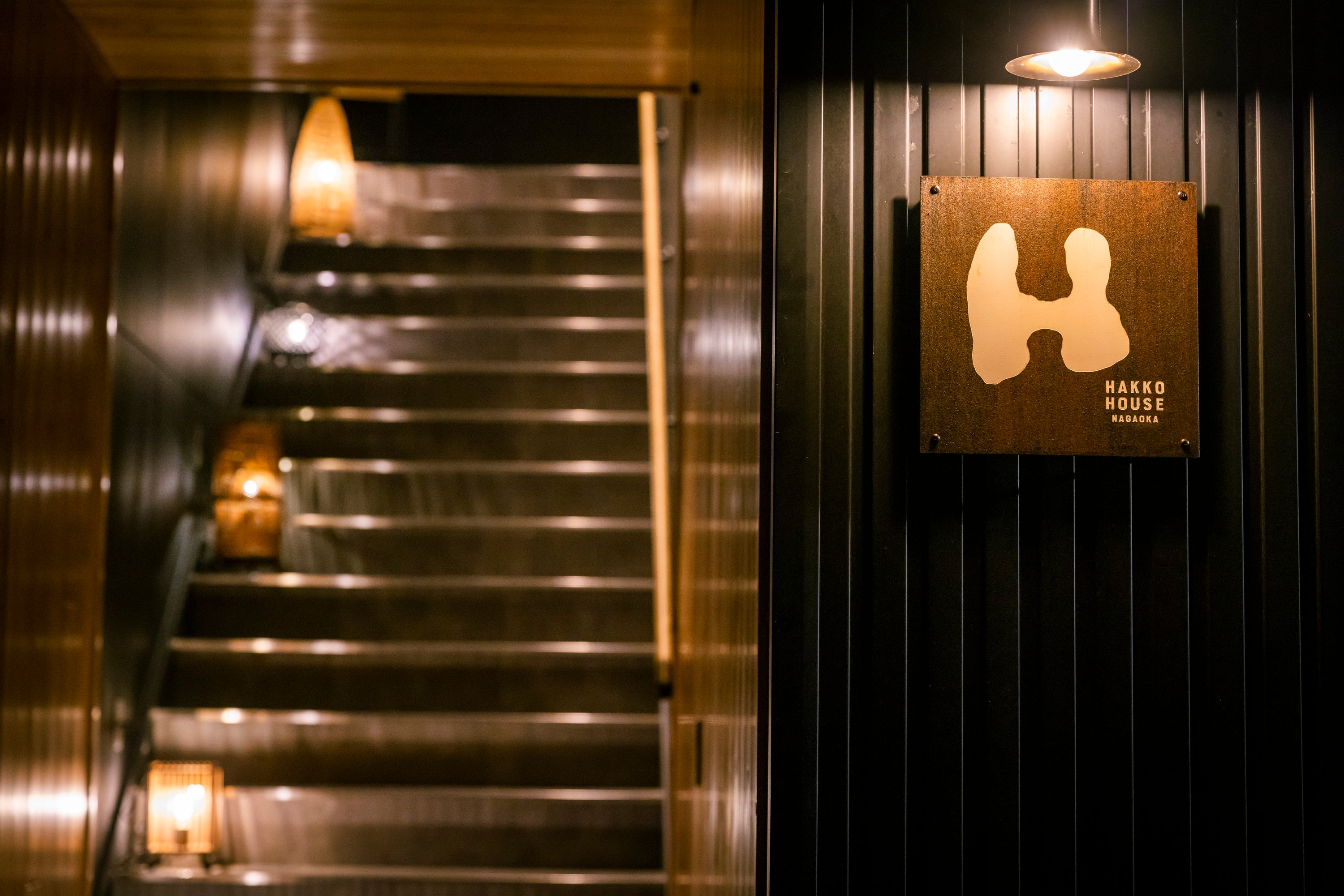 入り口へとつながる階段