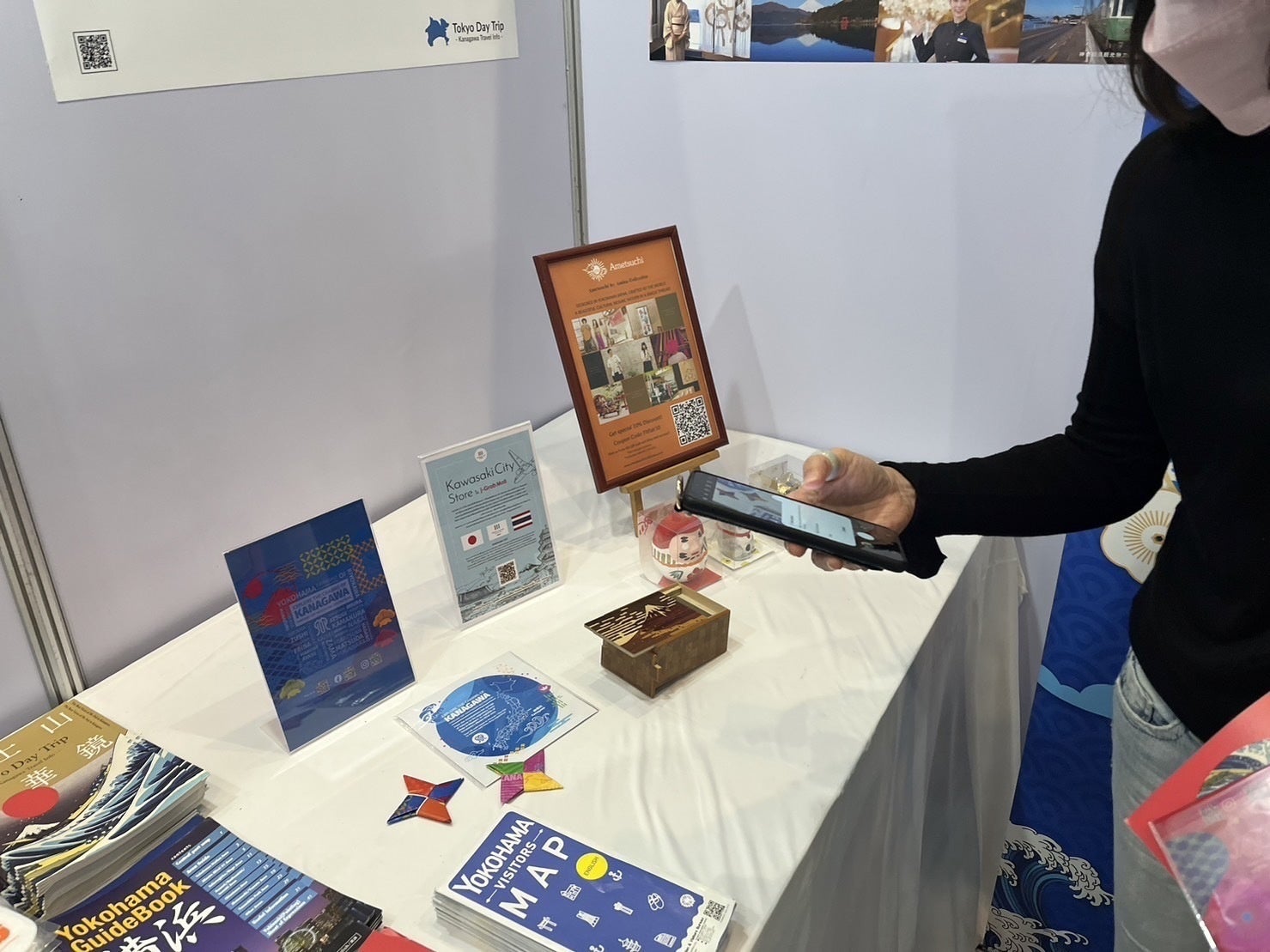神奈川県ブースの様子　商品情報のQRコードを読み取ろうとする来場者