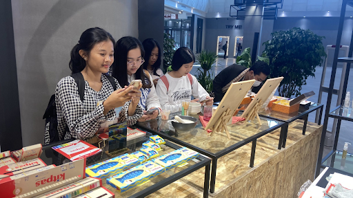 QRを読み取り商品情報を確認するお客様（カンボジア・イオンモール ミエンチェイ3号店の常設ショールームストアにて）