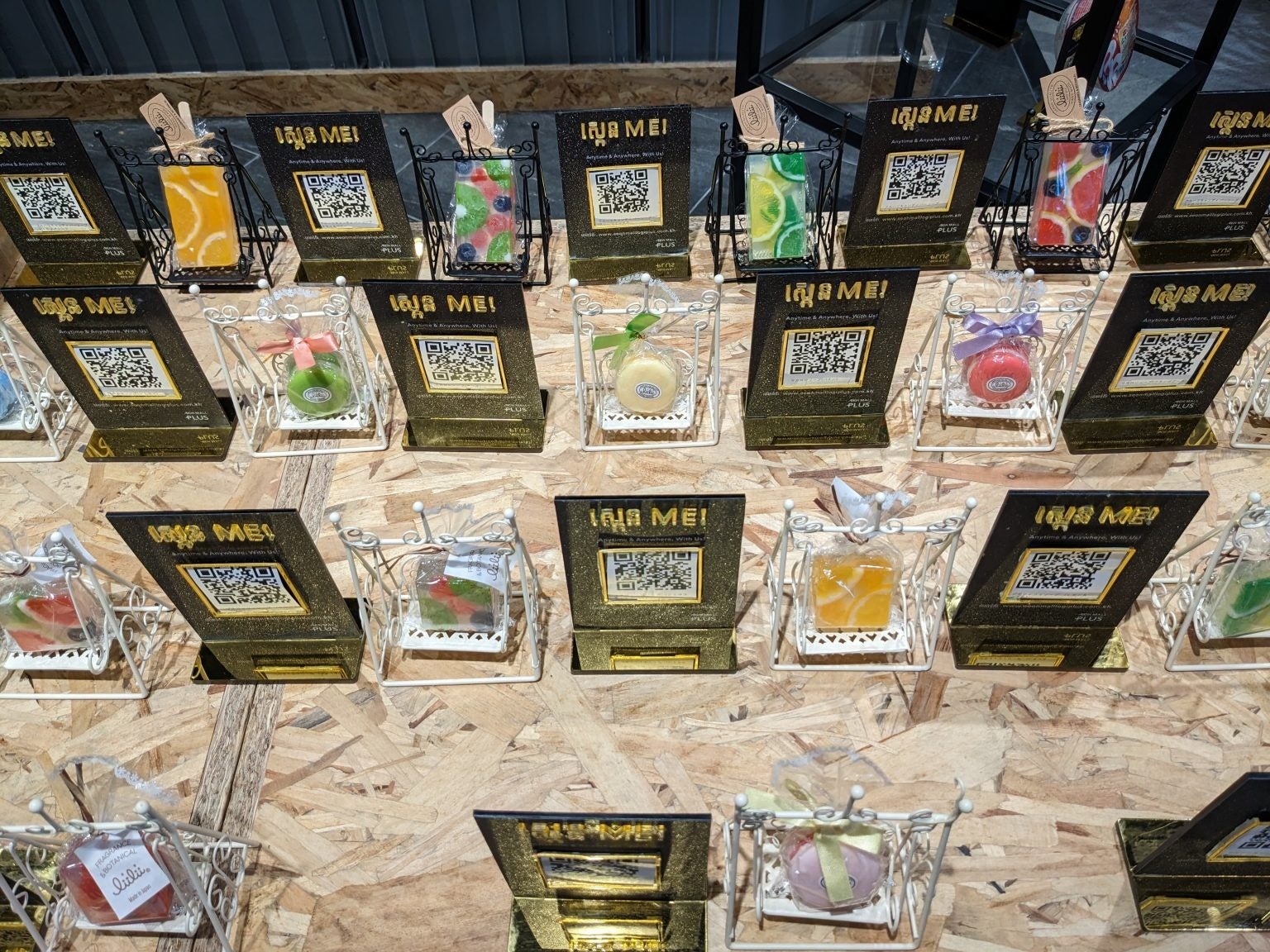 店内でディスプレイされている「j-Grab Mall」商品とQRコード。ECショールーム「AEON MALL PLUS」＠イオンモール ミエンチェイ（2022年12月15日、ジェイグラブ撮影）