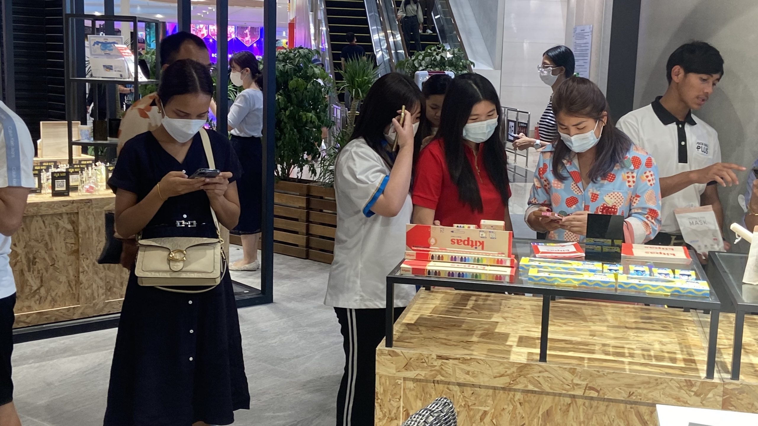 QRコードを読み取り、商品の詳細をご覧になるお客様。ECショールーム「AEON MALL PLUS」＠イオンモール ミエンチェイ（2022年12月15日、ジェイグラブ撮影）