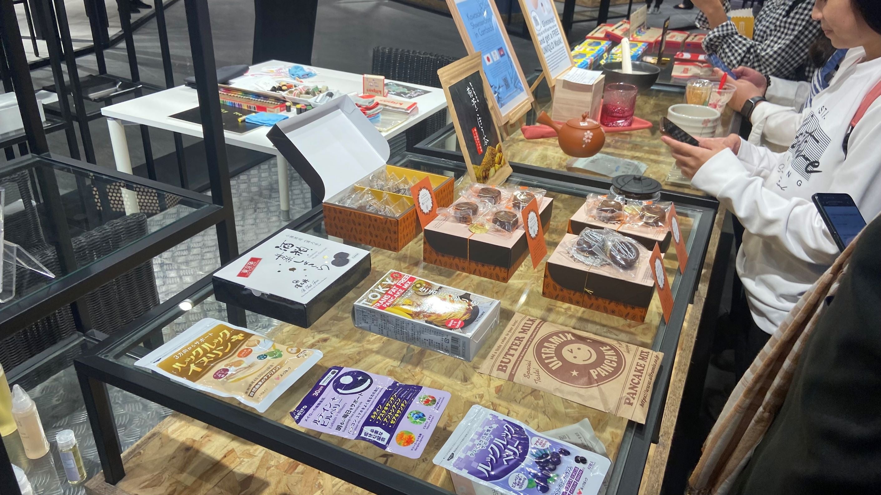 店頭で展示中の川崎市中小企業が製造販売する選りすぐりの商品　ECショールーム「AEON MALL PLUS」＠イオンモール ミエンチェイ店（カンボジア）