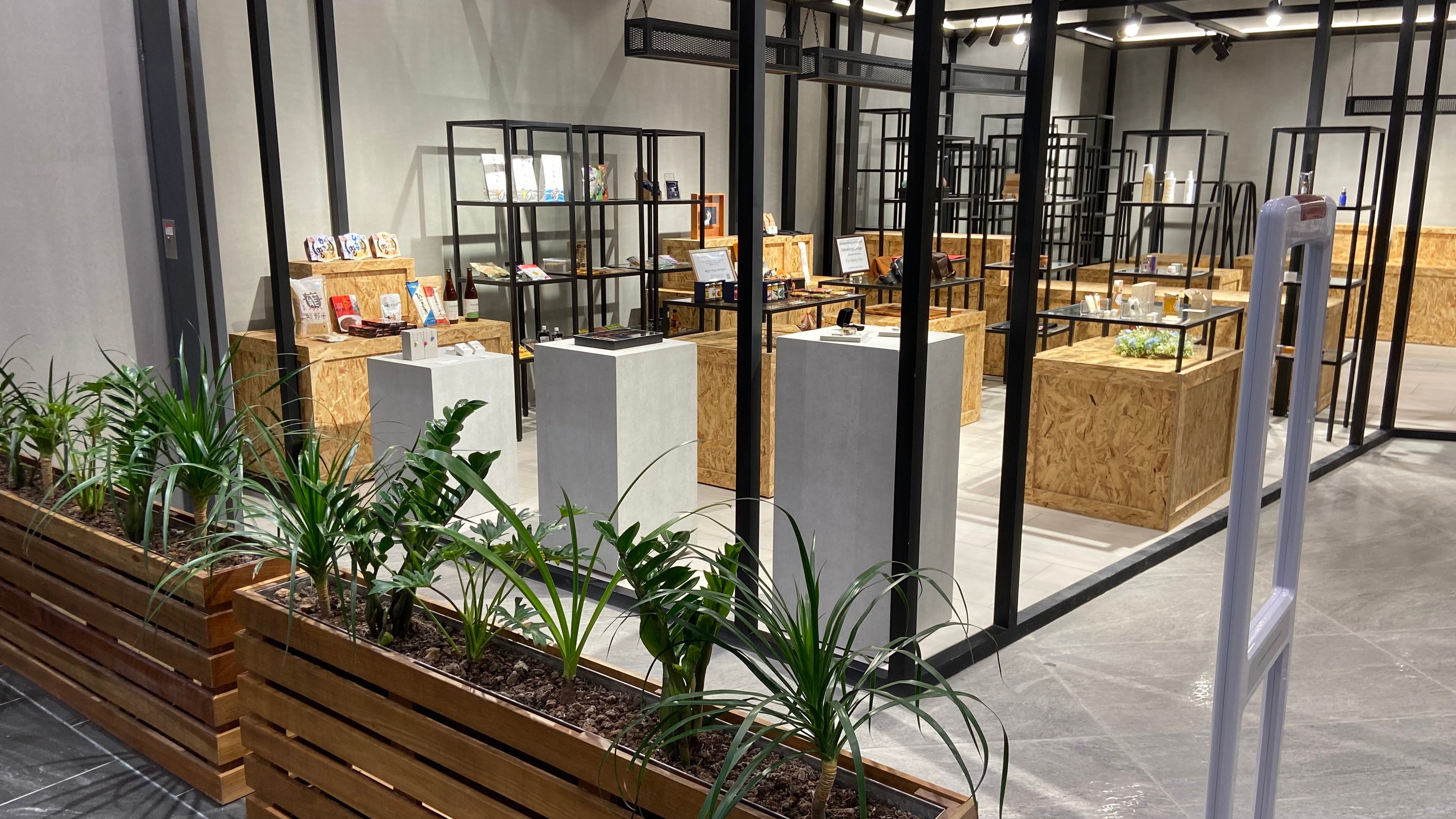 参加事業者様製品展示の様子 / ECショールーム「AEON MALL PLUS」＠イオンモール ミエンチェイ店（カンボジア）