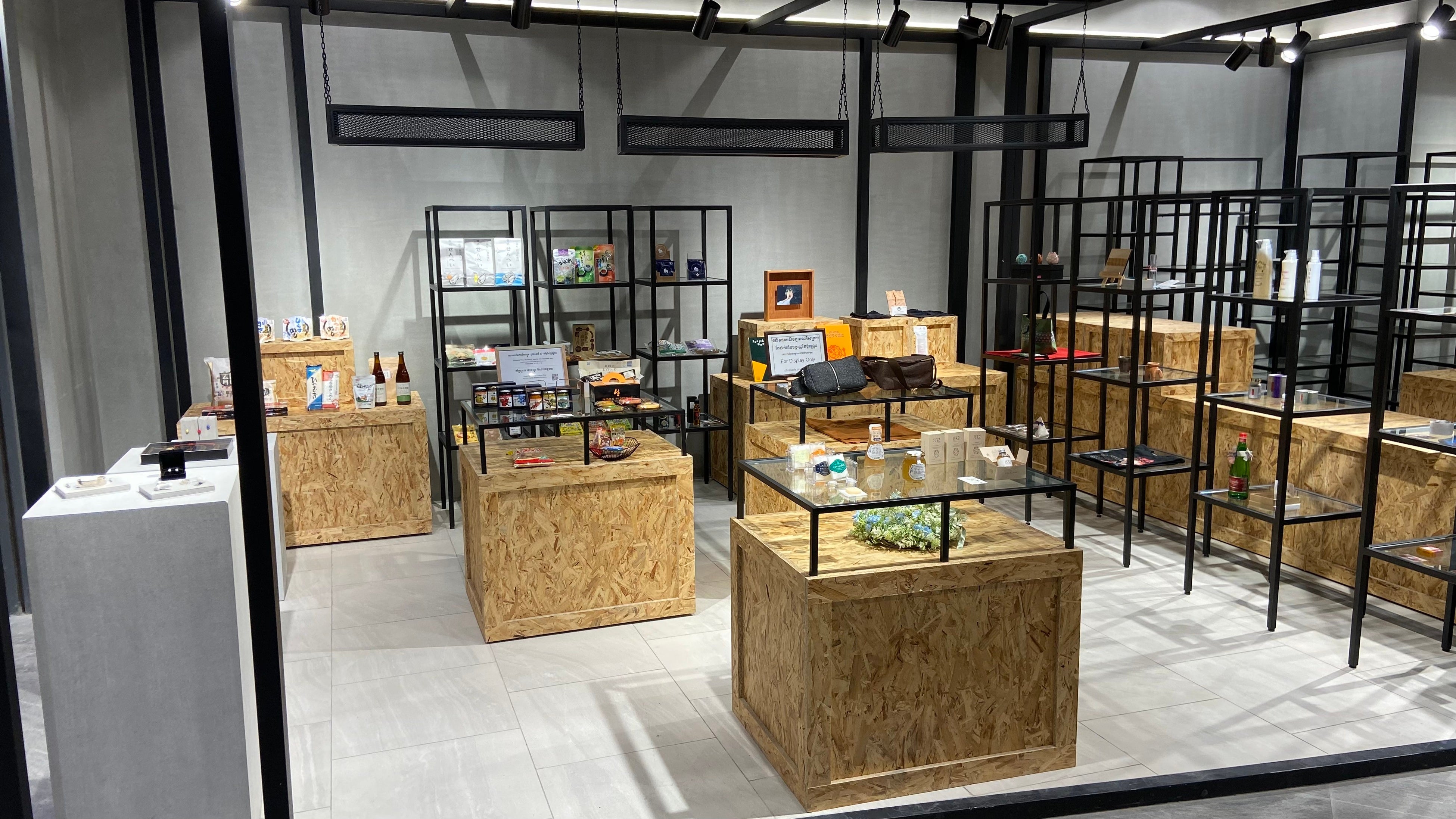 参加事業者様製品展示の様子 / ECショールーム「AEON MALL PLUS」＠イオンモール ミエンチェイ店（カンボジア）