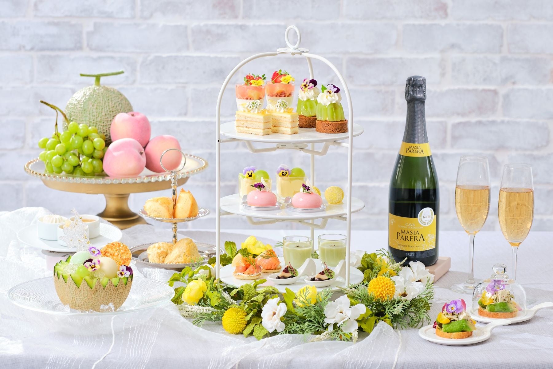 アフタヌーンティー（スパークリングワインプラン2名分）と大人の贅沢メロンソーダ（オプション）　イメージ