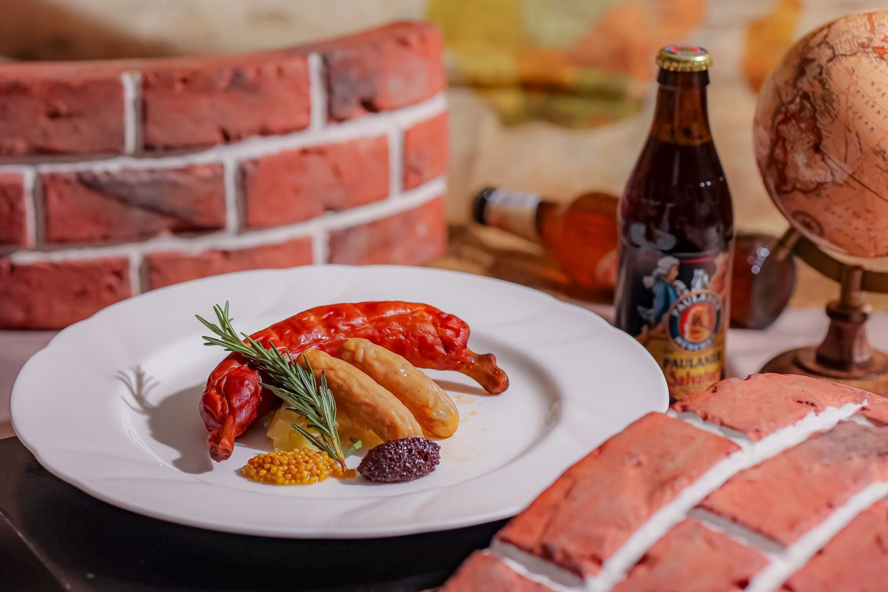 ＜プレート＞骨付きソーセージとホワイトソーセージ2種の食べ比べ（ドイツ）※オプション