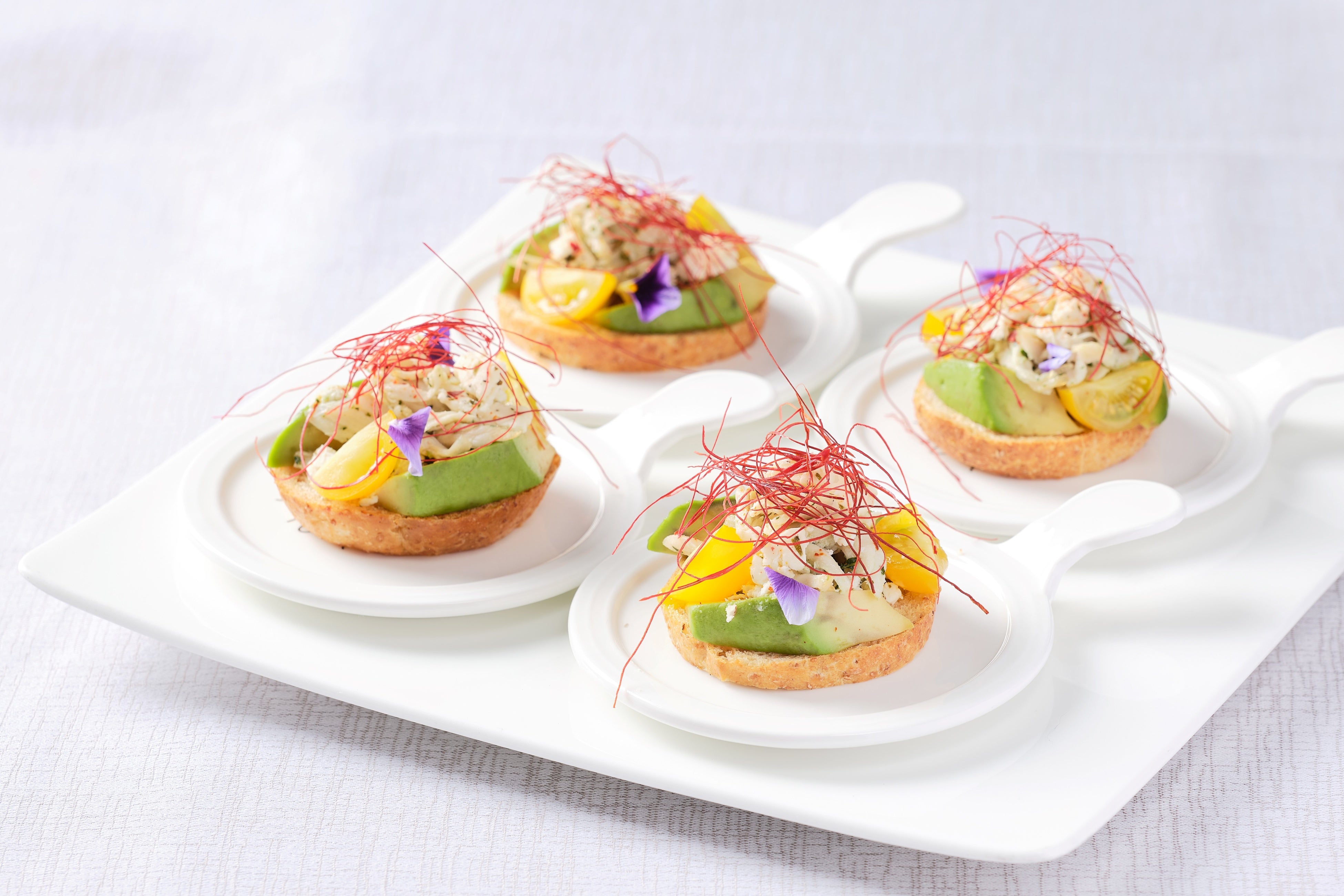 鶏胸肉とアボガドナムルのタルティーヌ