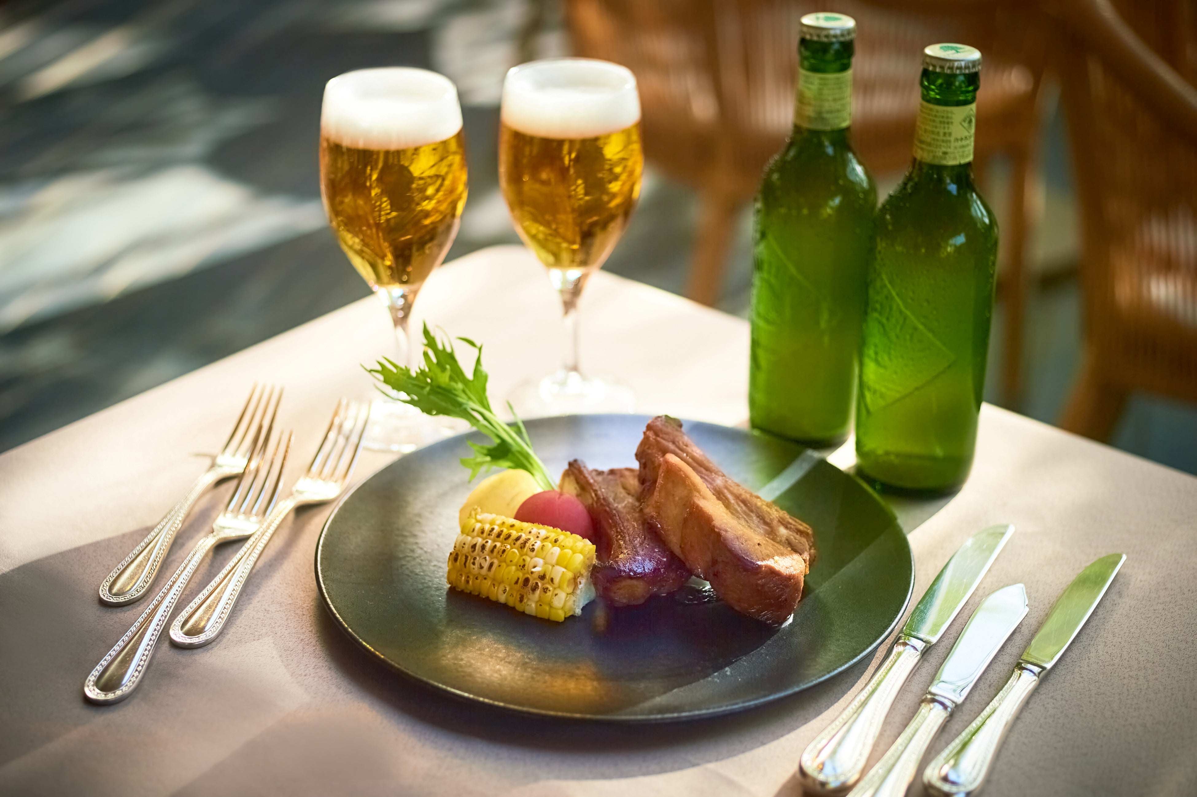 メイン料理とビールイメージ