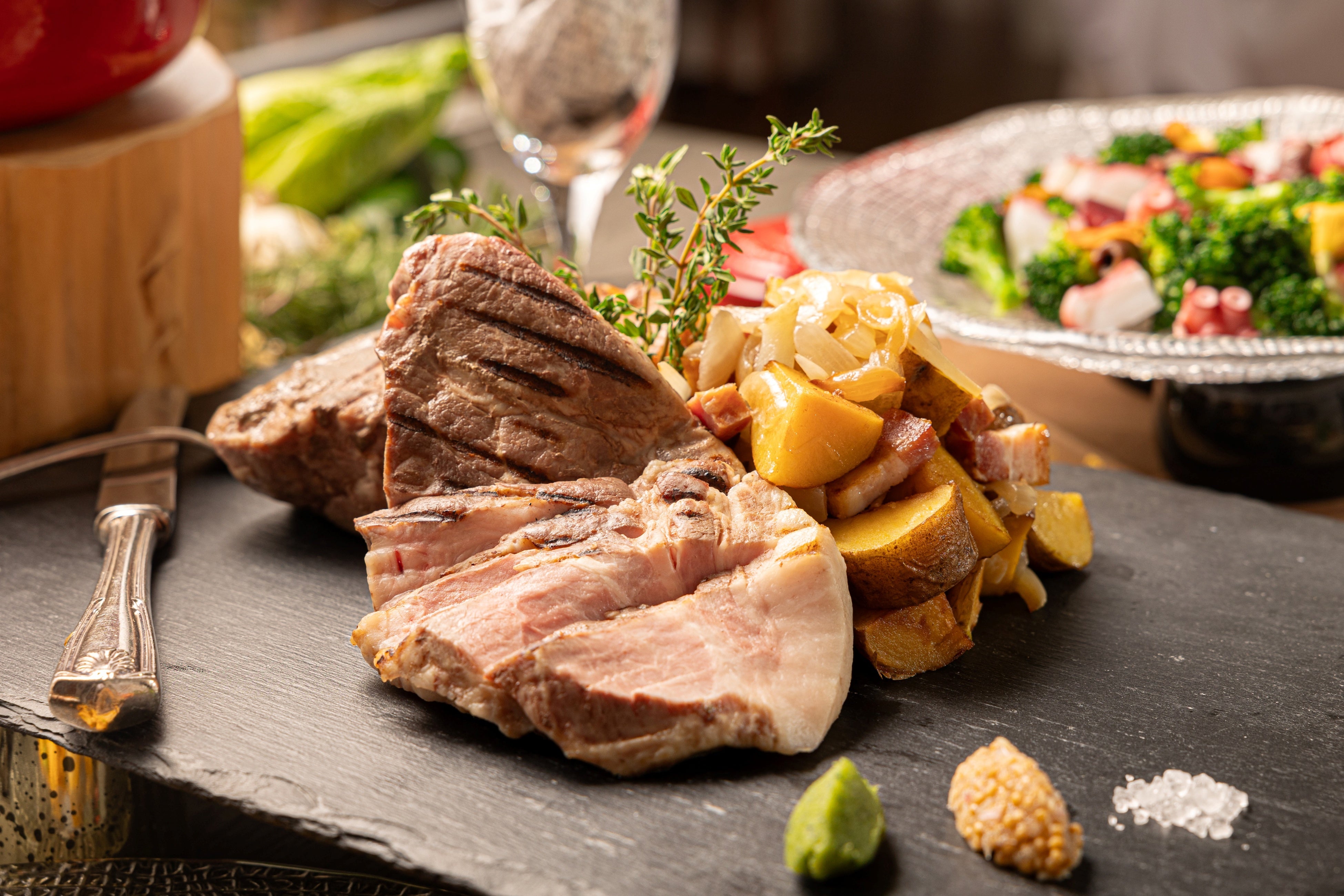 厳選豚肩ロースの瞬間スモーク　選べる3種のソース(トリュフ塩・マスタード・ジェノベーゼ)